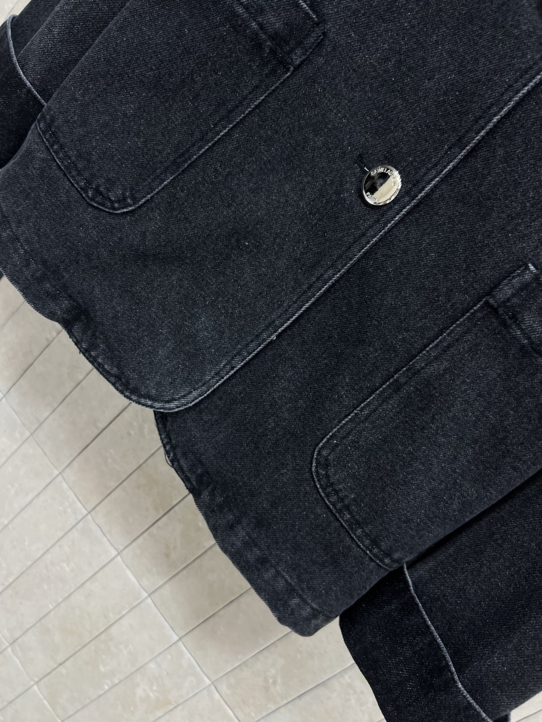 SL早秋新款 胸针装饰牛仔西装外套  气质西装版型设计 搭配牛仔洗水面料的青春减龄感 胸前经典的字母lo