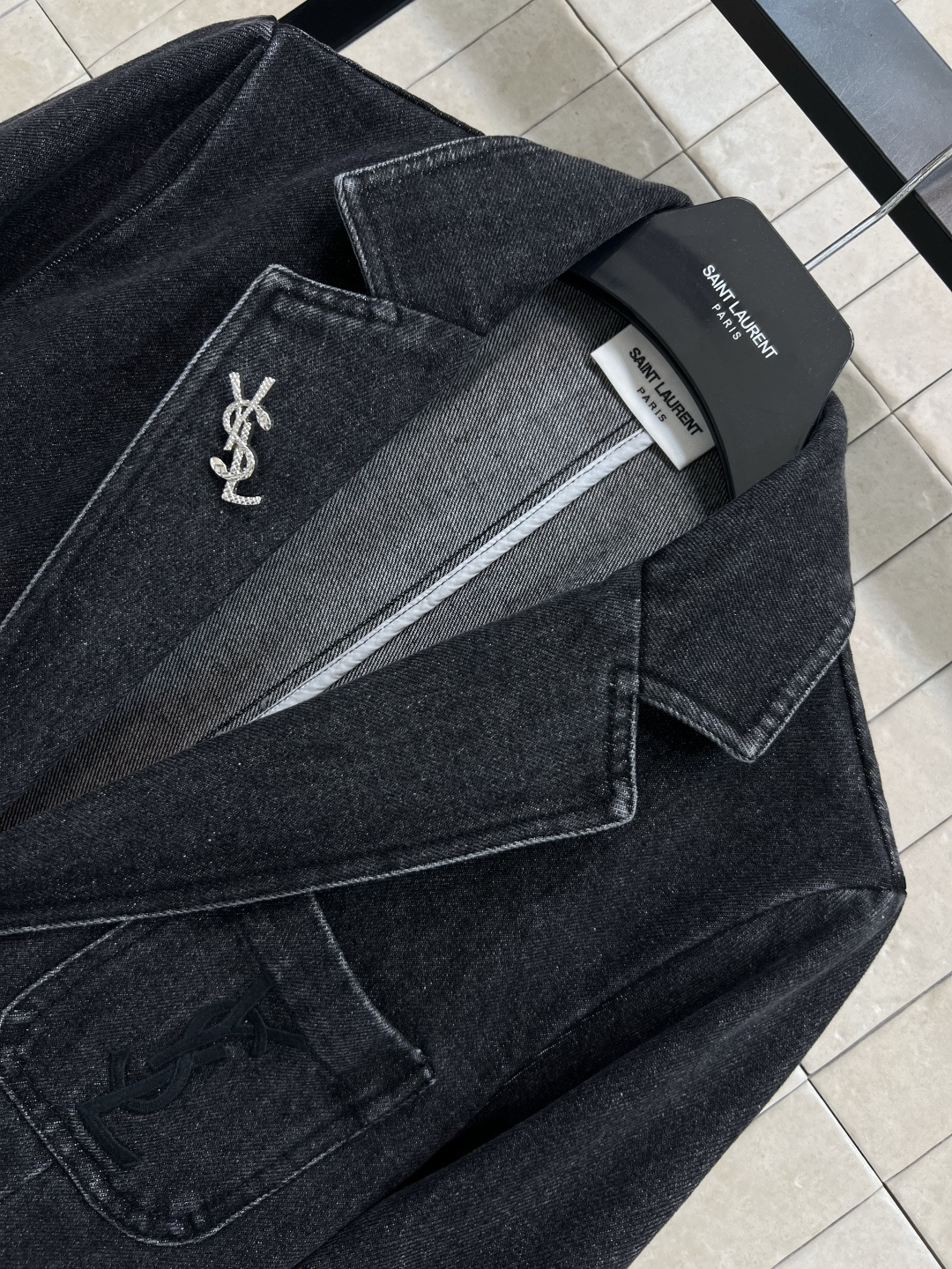 SL早秋新款 胸针装饰牛仔西装外套  气质西装版型设计 搭配牛仔洗水面料的青春减龄感 胸前经典的字母lo