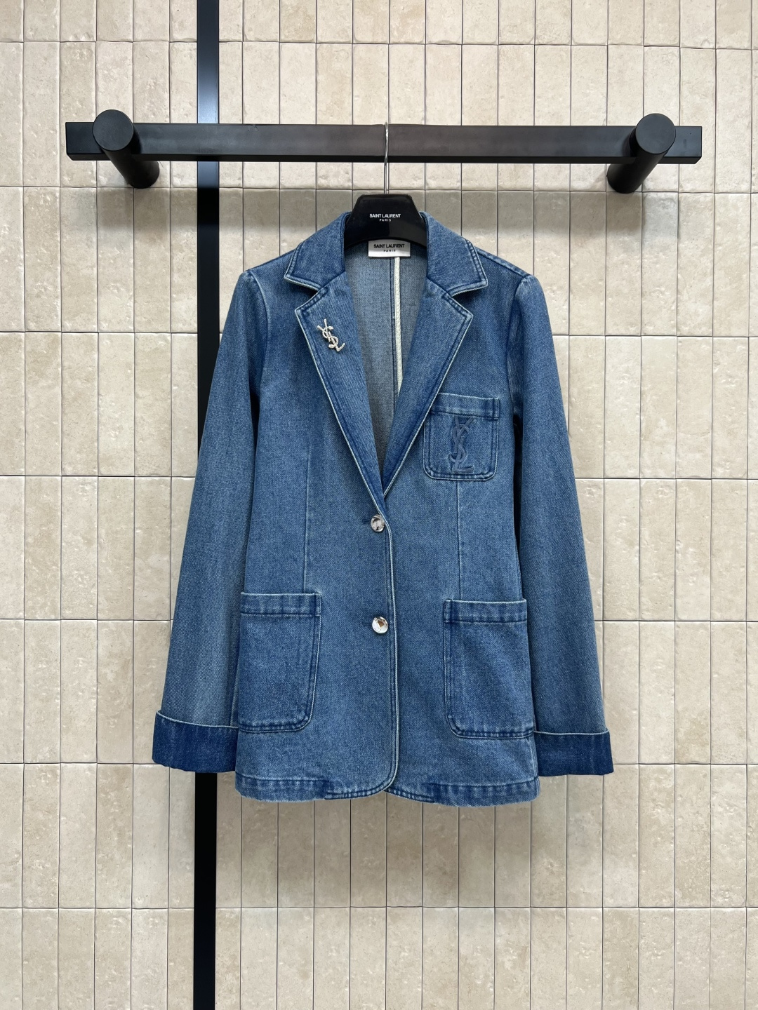 NO:475982,350SL 25 early autumn new style brooch decorates denim suit jacket temperament suit style design youthful age-reducing feeling with denim washing fabric classic letter logo brooch on the chest is eye-catching for a second. The design of the neckline and cuffs is unique. The old-fashioned style of breaking the conventional suit adds a special design charm. The three-dimensional loose tailoring is casual and comfortable and not picky. A suit is perfect for everyday casual wear. It is simply amazing. A small person can easily control two colors and three codes Size/S-M-L,,loro piano, jackets & coats,business suit,brooch,breastpin,alexander wang19860909350SL 25早秋新款 胸针装饰牛仔西装外套 气质西装版型设计 搭配牛仔洗水面料的青春减龄感 胸前经典的字母logo胸针点缀一秒的吸睛抢镜 领口和袖口的设计很独特 打破常规西装的古板更增添一丝特别的设计韵味 立体宽松的剪裁休闲舒适不挑人 日常休闲外搭一件西装 简直绝了 小个子也能轻松驾驭两色三码 Size/S-M-L,,loro piana,jackets & coats,business suit,brooch，breastpin,alexander wang,Women's clothing