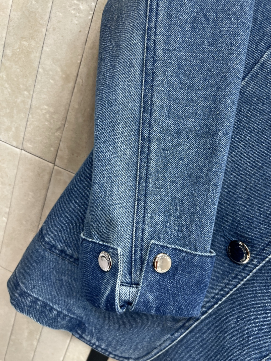 SL早秋新款 胸针装饰牛仔西装外套  气质西装版型设计 搭配牛仔洗水面料的青春减龄感 胸前经典的字母lo