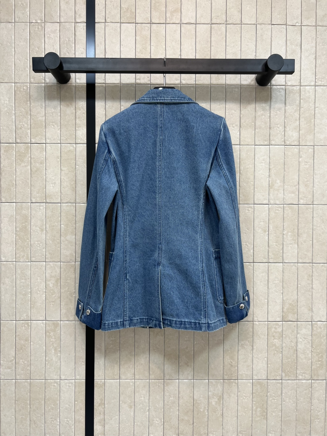 SL早秋新款 胸针装饰牛仔西装外套  气质西装版型设计 搭配牛仔洗水面料的青春减龄感 胸前经典的字母lo