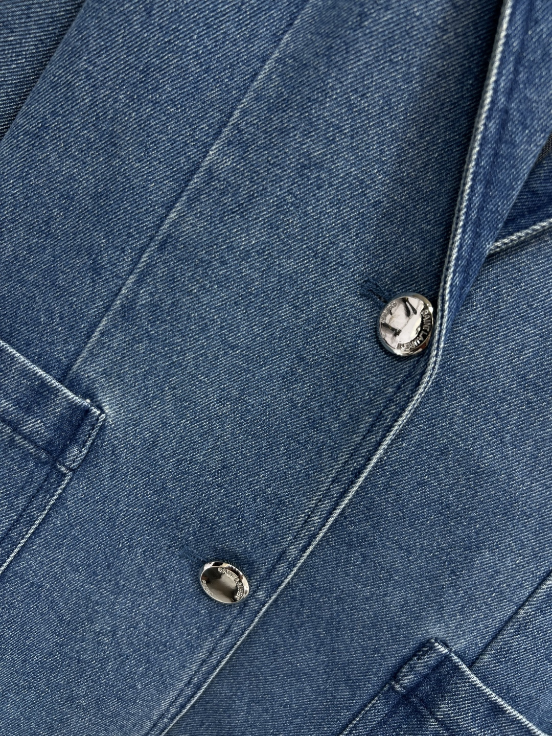 SL早秋新款 胸针装饰牛仔西装外套  气质西装版型设计 搭配牛仔洗水面料的青春减龄感 胸前经典的字母lo