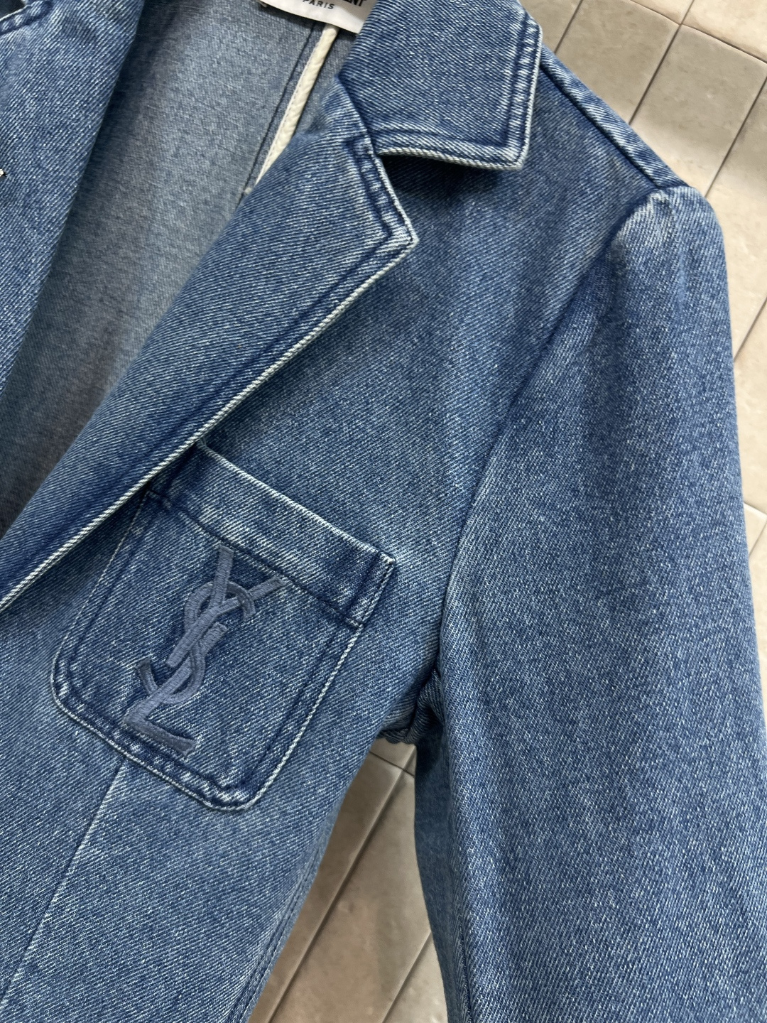 SL早秋新款 胸针装饰牛仔西装外套  气质西装版型设计 搭配牛仔洗水面料的青春减龄感 胸前经典的字母lo