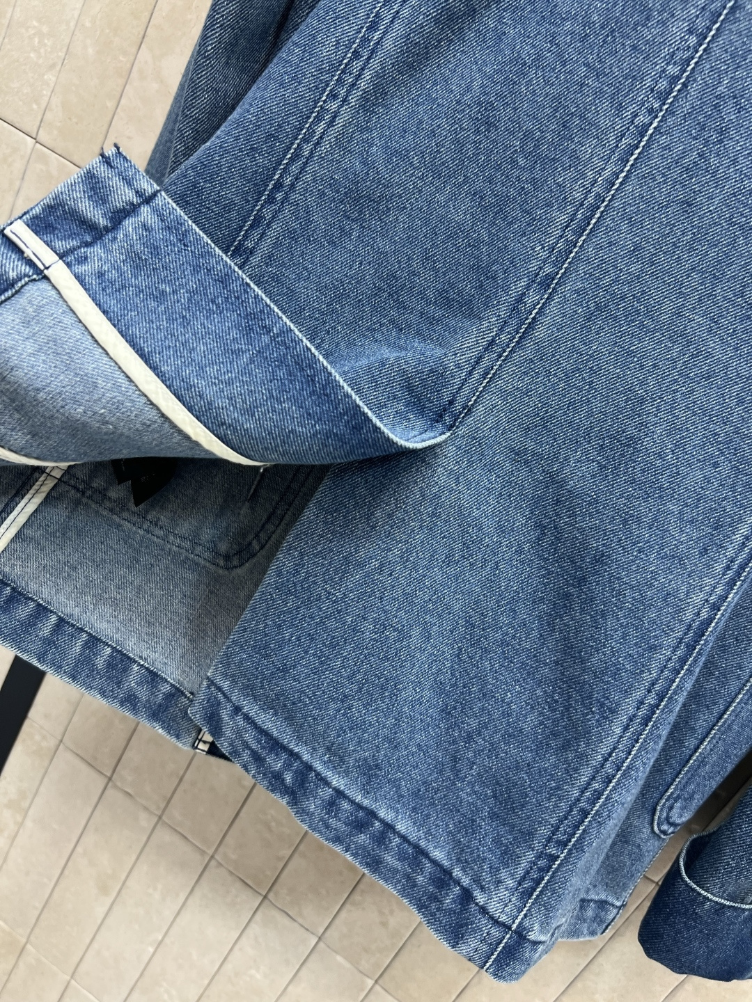 SL早秋新款 胸针装饰牛仔西装外套  气质西装版型设计 搭配牛仔洗水面料的青春减龄感 胸前经典的字母lo