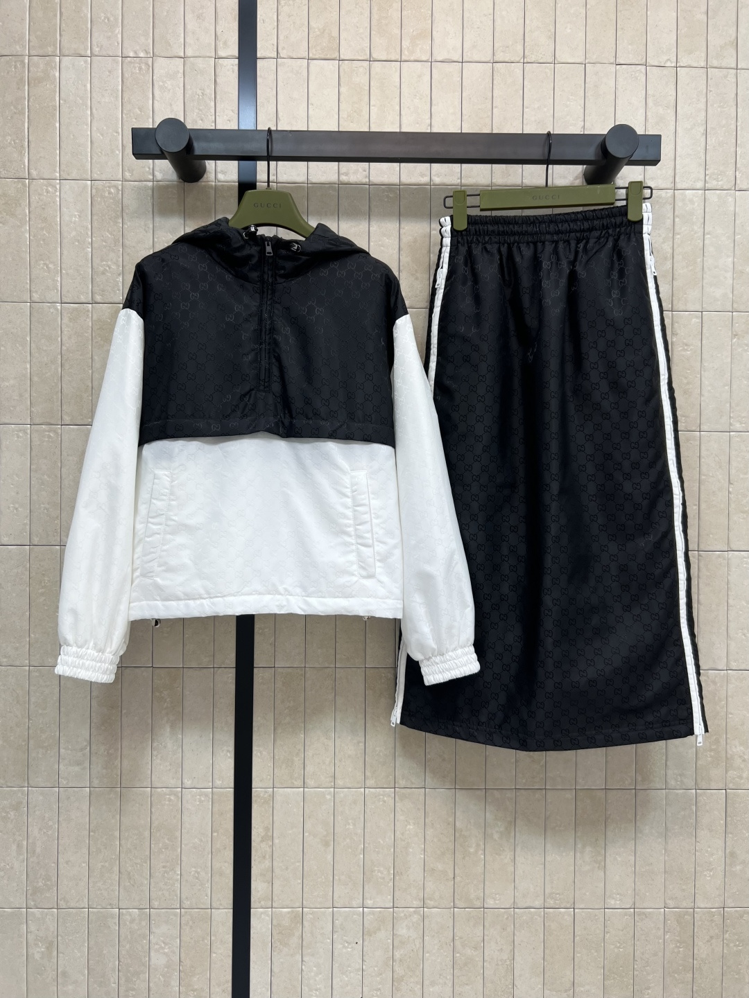 NO:475888,G Home 24 autumn and winter new styles, popular nylon double G jacquard series color combination set, hooded half-zipper contrast jacket + elastic high waist zipper skirt on both sides, hooded contrasting style design, super slim, capable and cool, double G letter jacquard nylon fabric, full of fashionable feeling, a set of cool and handsome, simply a must-have lazy dressing set for cool Girl for sale, one color, three codes SML, gucci, skirts, jackets & coats, hats, alexander wang19860909G家 24秋冬新款 高人气尼龙双G提花系列拼色套装 连帽半拉链撞色外套+松紧高腰两侧拉链半身裙 连帽撞色的版型设计 超显瘦 干练且酷帅 双G字母提花尼龙面料 时髦感拉满 一套上身又酷又帅 简直是酷Girl必备懒人穿搭套装 一套出售 一色三码 SML,,gucci,skirts,jackets & coats,hats,alexander wang,Women's clothing