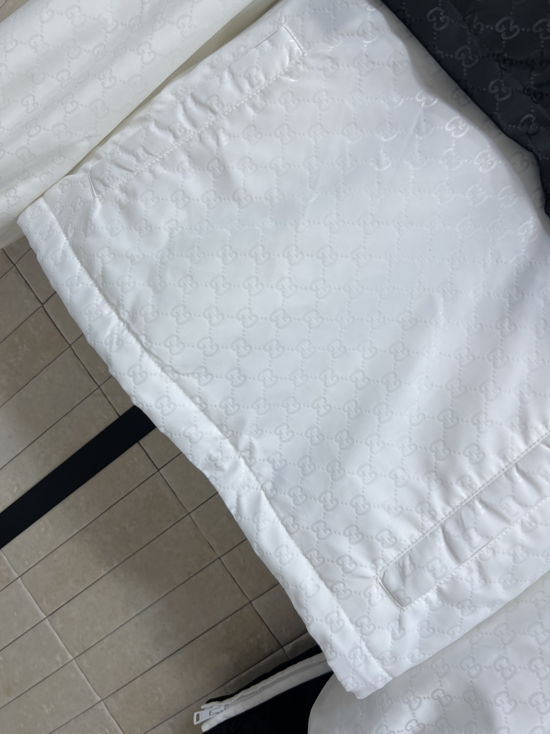 G家 24秋冬新款 高人气尼龙双G提花系列拼色套装 连帽半拉链撞色外套+松紧高腰两侧拉链半身裙 连帽撞色