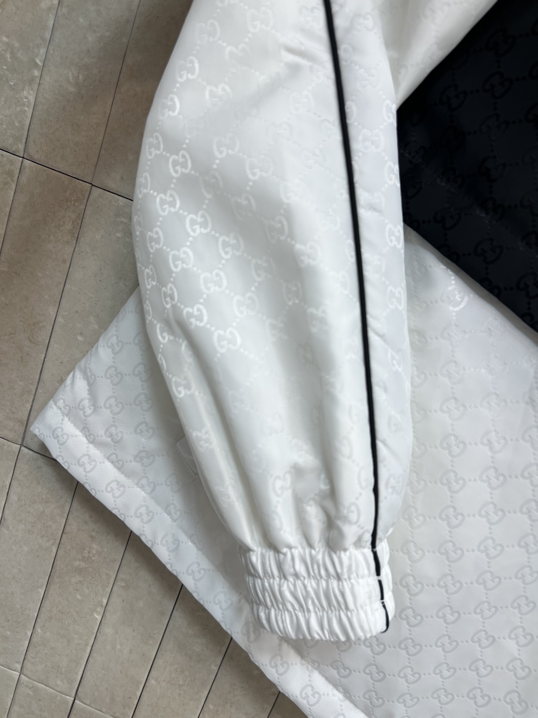 G家 24秋冬新款 高人气尼龙双G提花系列拼色套装 连帽半拉链撞色外套+松紧高腰两侧拉链半身裙 连帽撞色