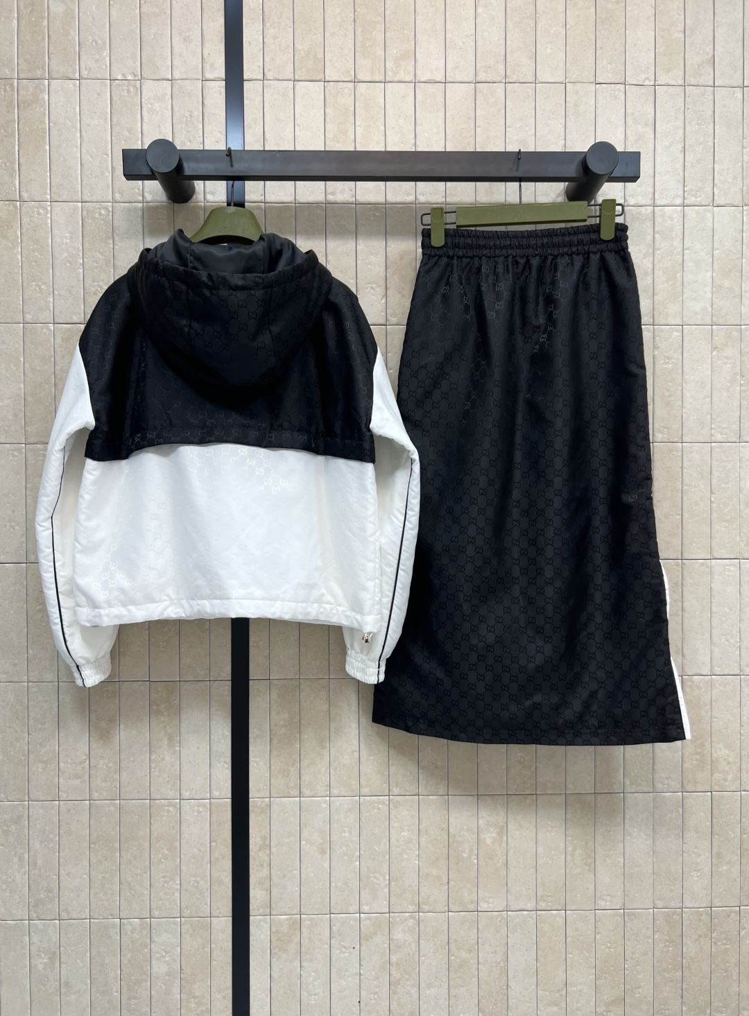 G家 24秋冬新款 高人气尼龙双G提花系列拼色套装 连帽半拉链撞色外套+松紧高腰两侧拉链半身裙 连帽撞色