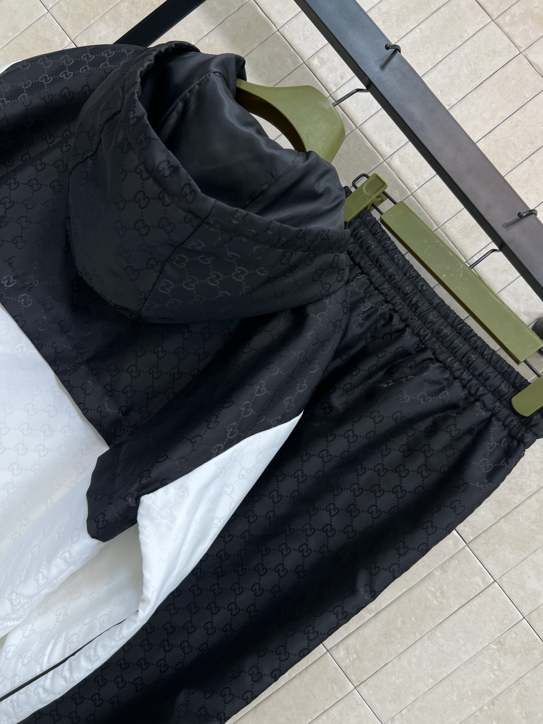 G家 24秋冬新款 高人气尼龙双G提花系列拼色套装 连帽半拉链撞色外套+松紧高腰两侧拉链半身裙 连帽撞色