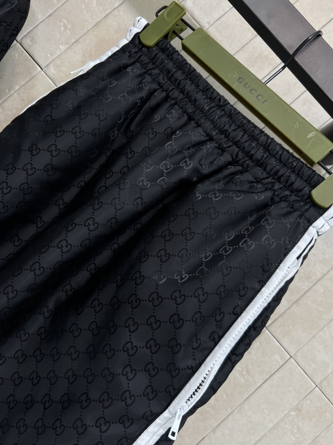 G家 24秋冬新款 高人气尼龙双G提花系列拼色套装 连帽半拉链撞色外套+松紧高腰两侧拉链半身裙 连帽撞色