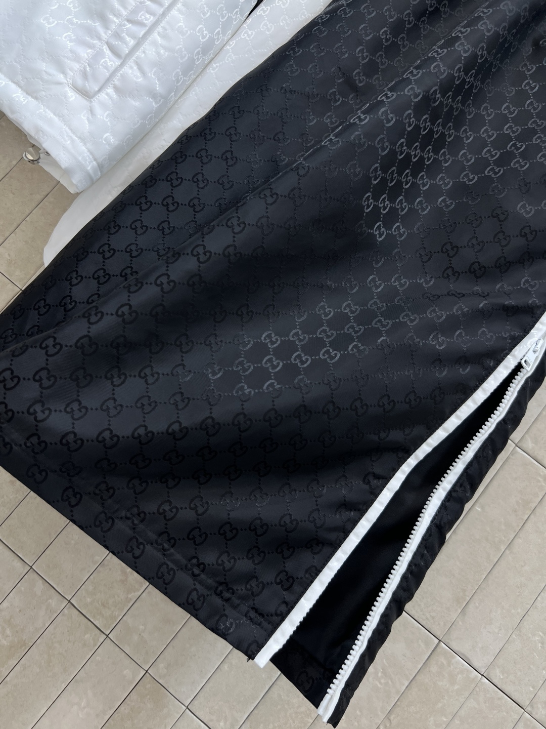 G家 24秋冬新款 高人气尼龙双G提花系列拼色套装 连帽半拉链撞色外套+松紧高腰两侧拉链半身裙 连帽撞色