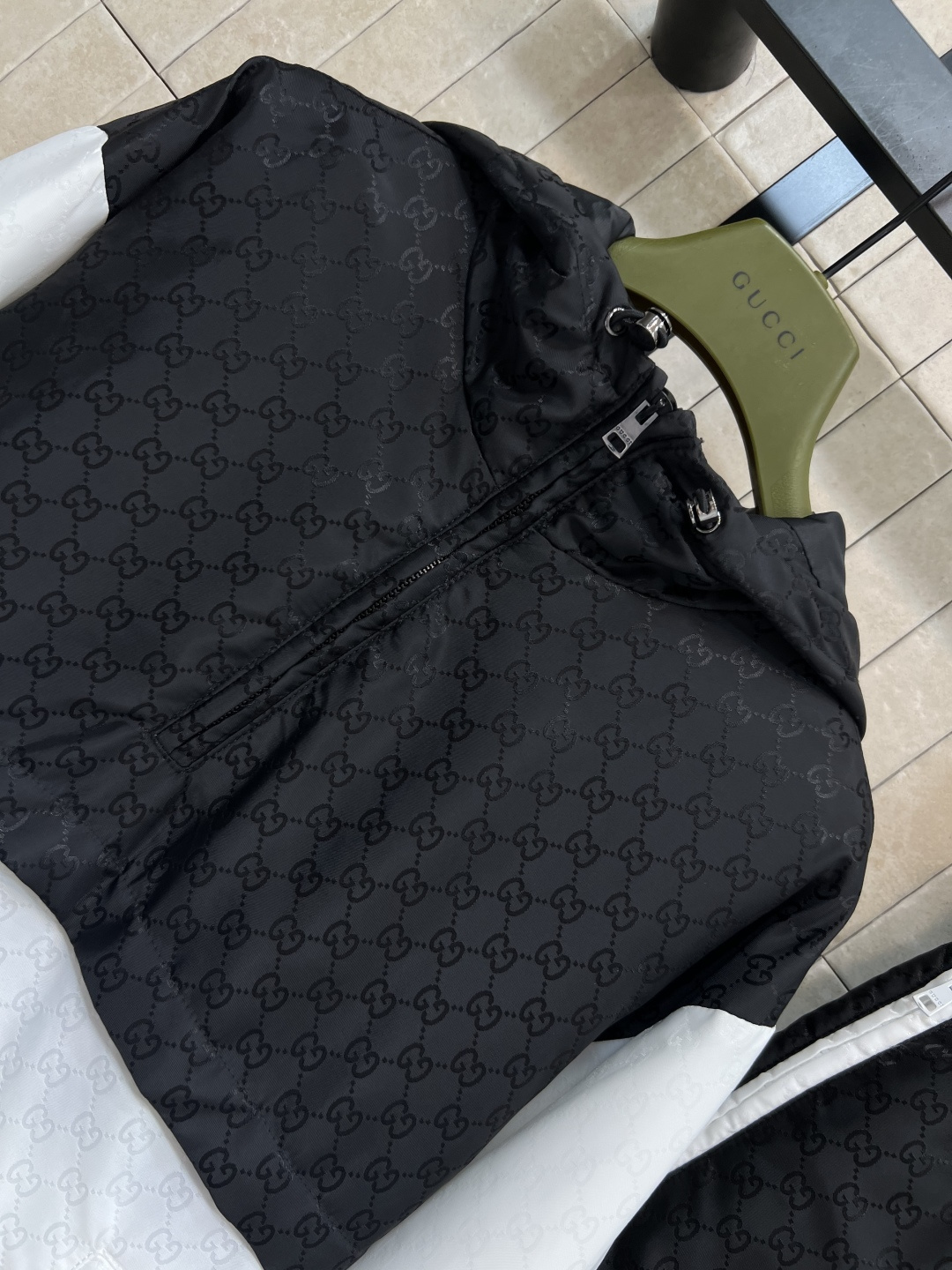 G家 24秋冬新款 高人气尼龙双G提花系列拼色套装 连帽半拉链撞色外套+松紧高腰两侧拉链半身裙 连帽撞色