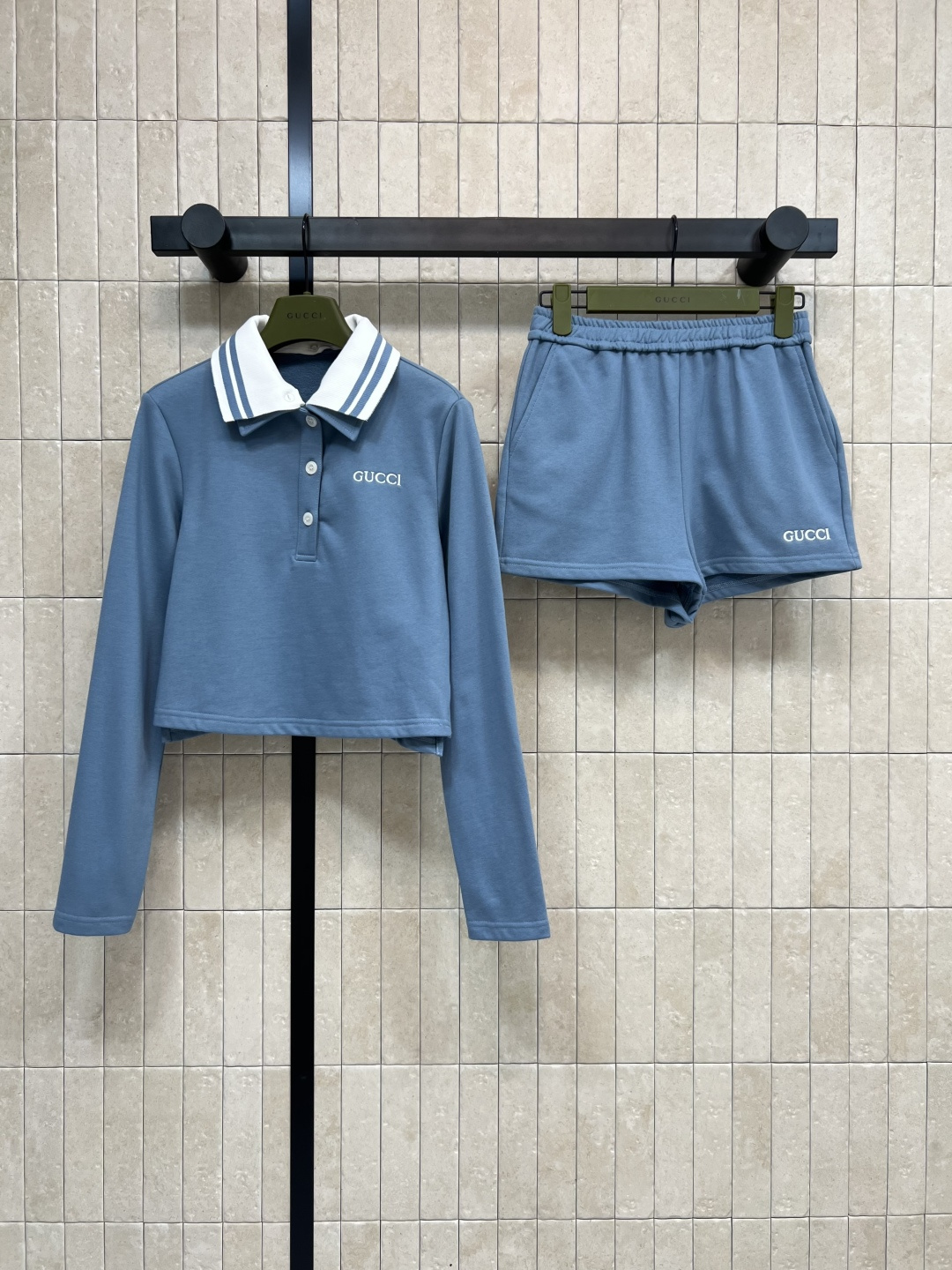NO:476036,G Home 25 early autumn new style, double-collar sweatshirt shorts suit, blue, elegant and energetic, Polo collar, contrasting color detachable double-collar design, exquisite and well-behaved, matched with shorts of the same color, the upper body is cute and obedient, age-reducing girlish feeling, side letter embroidery logo embellishment, low-key and fashionable, one color three-code SML, gucci, hoodie, sweatshirts, shorts, alexander wang19860909G家 25早秋新款 双层领卫衣短裤套装 蓝色尽显优雅活力 Polo领 撞色可拆卸的双层领设计 精致同时又很显乖 搭配同色系短裤 上身就是可爱又乖的减龄少女感 侧边字母刺绣Logo点缀 低调又时髦 一色三码 SML,,gucci,hoodie,sweatshirts,shorts,alexander wang,Women's clothing