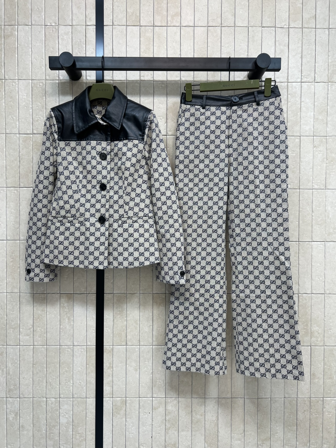 NO:475987,Tops, pants, G home, 25 early autumn new style, leather lapel GG jacquard jacket, leather-paired high-waist jacquard straight pants, careful high-waisted slimming straight-fitting style, can be controlled by any body, bright line car lattice embellishment, classic and atmospheric and fashionable, leather spliced ​​double G jacquard fabric, those who like presbyopia must not miss it, classic elements create a fashionable and elegant item that is always worn out, loose style, versatile and not picky, good inclusiveness of the figure, daily casual suits, three-code SML,, gucci, jackets & coats, alexander wang19860909上衣 裤子G家 25早秋新款 皮革翻领GG提花外套拼皮高腰提花直筒裤 小心机高腰显瘦直筒版型 任何身材都可驾驭 明线车格点缀 经典又大气时髦 皮革拼接双G提花面料 喜欢老花的一定不要错过 经典元素打造时髦百穿不厌的气质单品 宽松版型 百搭不挑人 对身材的包容性很好 日常休闲套装必备 一色三码 SML,,gucci,jackets & coats,alexander wang,Women's clothing