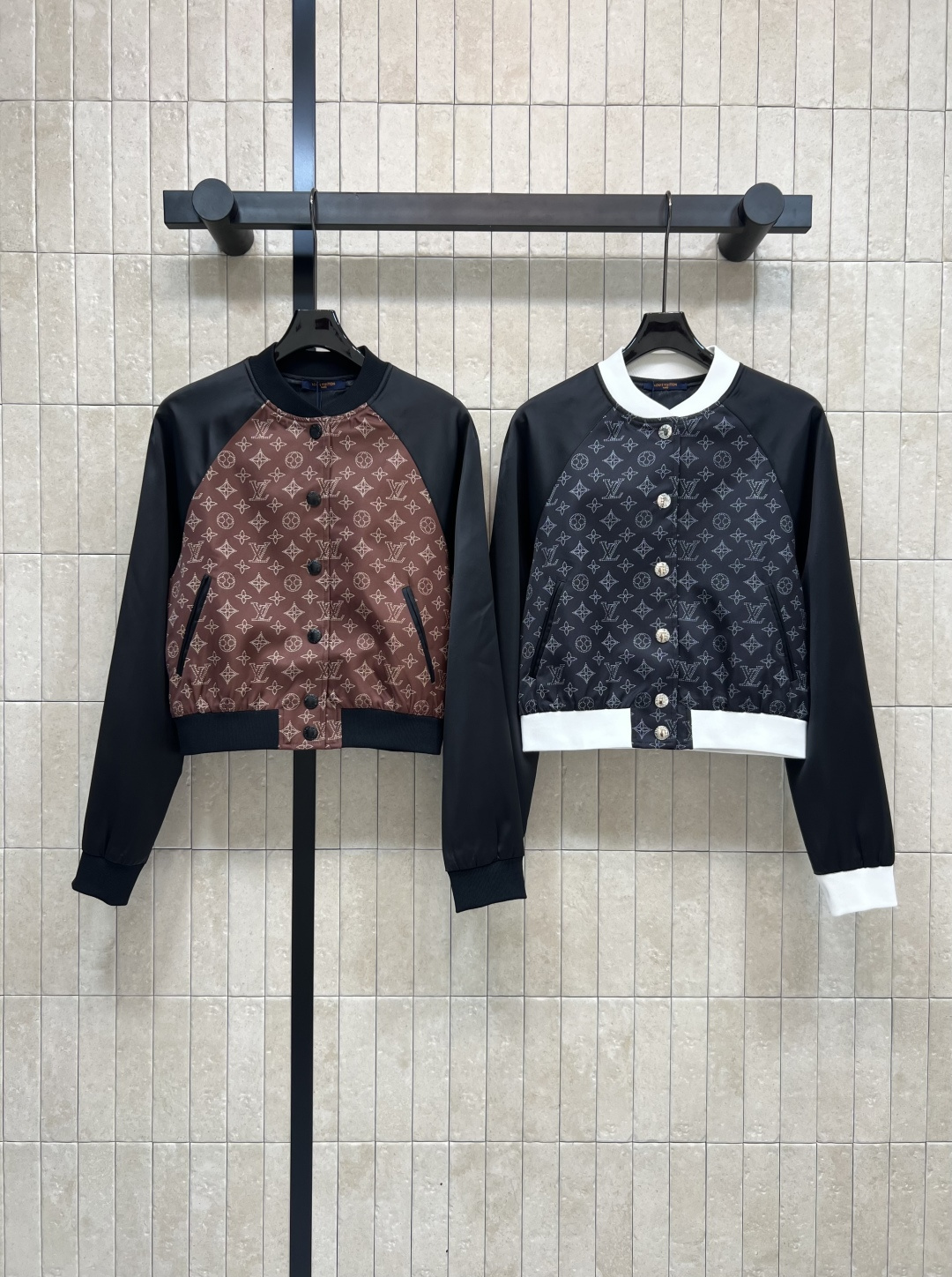 NO:476001,L family 25 early autumn new style, old-fashioned color-blocking baseball uniform jacket, boyfriend-style jacket, handsome and fashionable, small stand-alone collar rattle sleeve contrasting color splicing, classic presbyopia pattern fabric, black and white ribbed closing design, great details, two colors and three codes, Size/S-M-L,,louis vuitton, jackets & coats, jackets & coats, alexander wang19860909L家 25早秋新款 老花拼色棒球服夹克外套 男友风的夹克 自带帅气和时髦 小立领插肩袖撞色拼接 衣身经典老花图案面料 黑白罗纹收口设计 细节很赞 两色三码 Size/S-M-L,,louis vuitton,jackets & coats,jackets & coats,alexander wang,Women's clothing