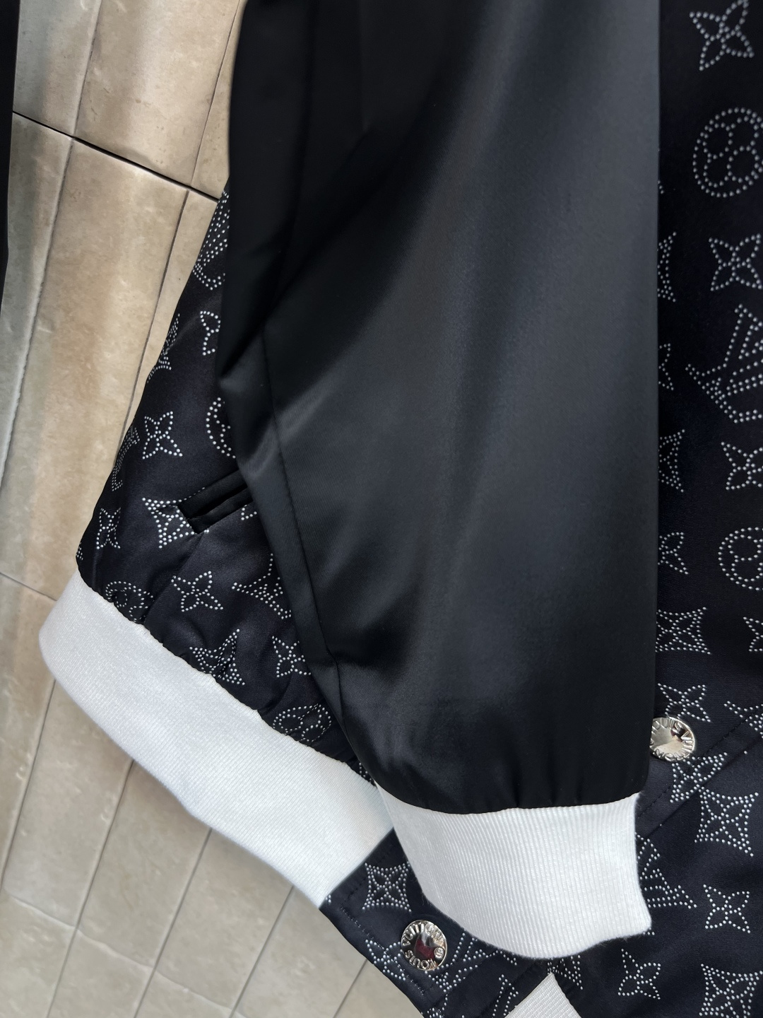 L家 25早秋新款 老花拼色棒球服夹克外套 男友风的夹克 自带帅气和时髦 小立领插肩袖撞色拼接 衣身经典