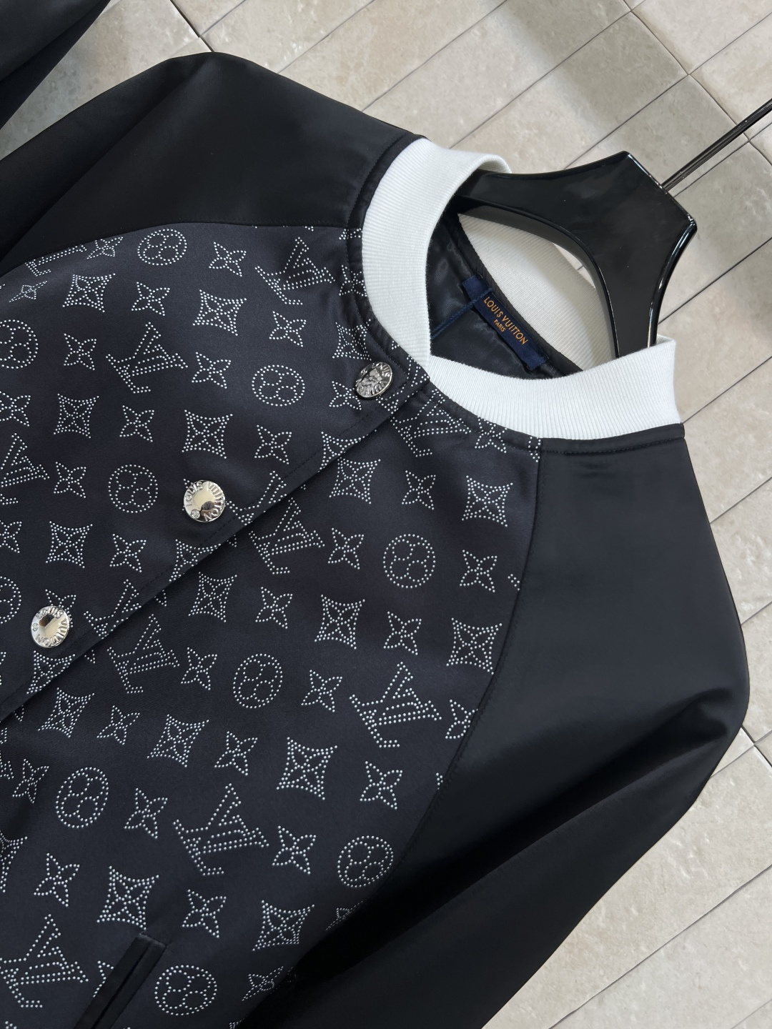 L家 25早秋新款 老花拼色棒球服夹克外套 男友风的夹克 自带帅气和时髦 小立领插肩袖撞色拼接 衣身经典