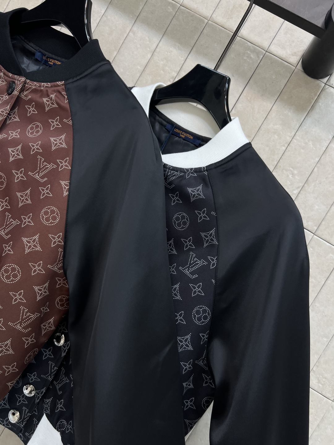 L家 25早秋新款 老花拼色棒球服夹克外套 男友风的夹克 自带帅气和时髦 小立领插肩袖撞色拼接 衣身经典