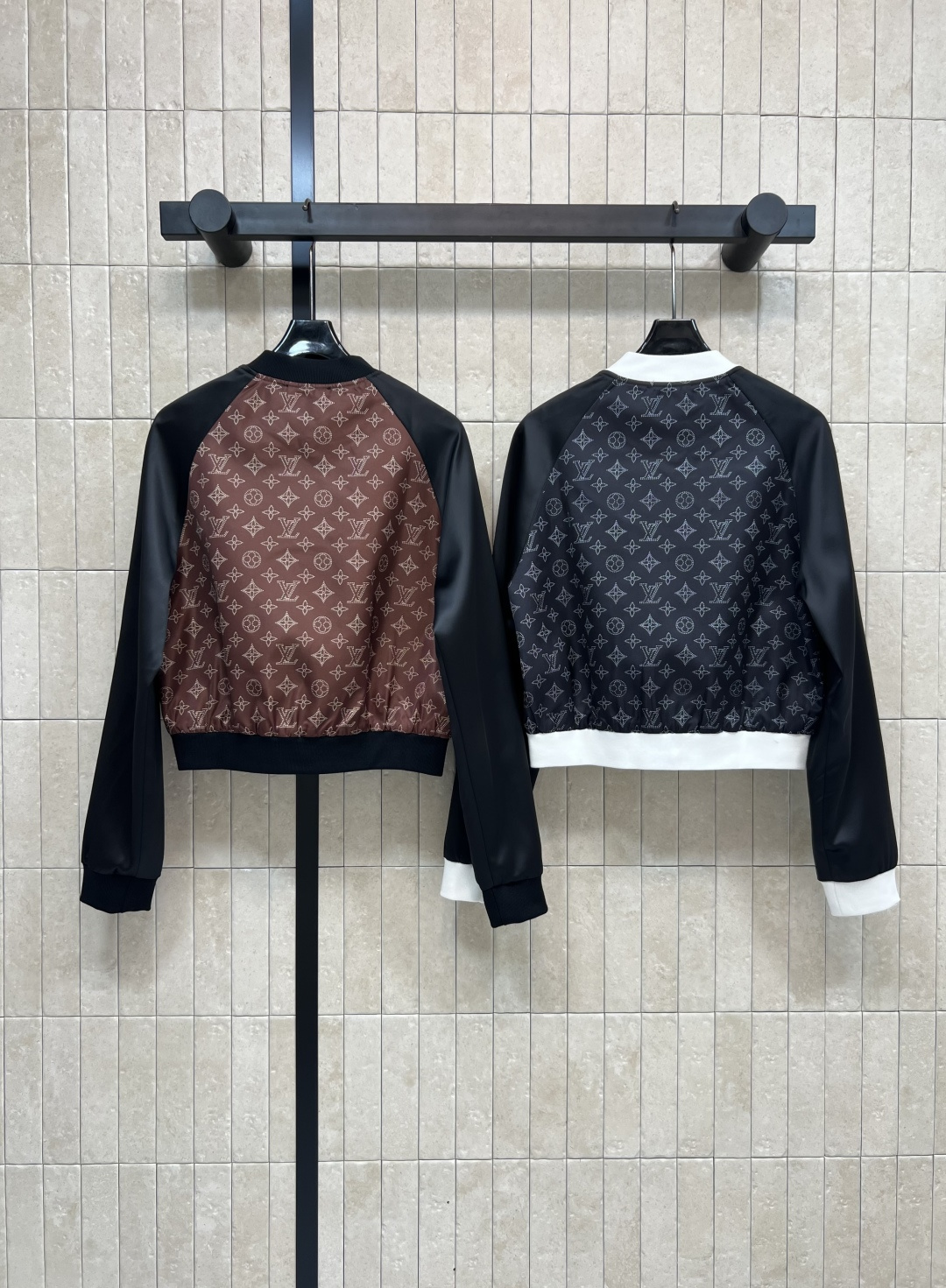 L家 25早秋新款 老花拼色棒球服夹克外套 男友风的夹克 自带帅气和时髦 小立领插肩袖撞色拼接 衣身经典