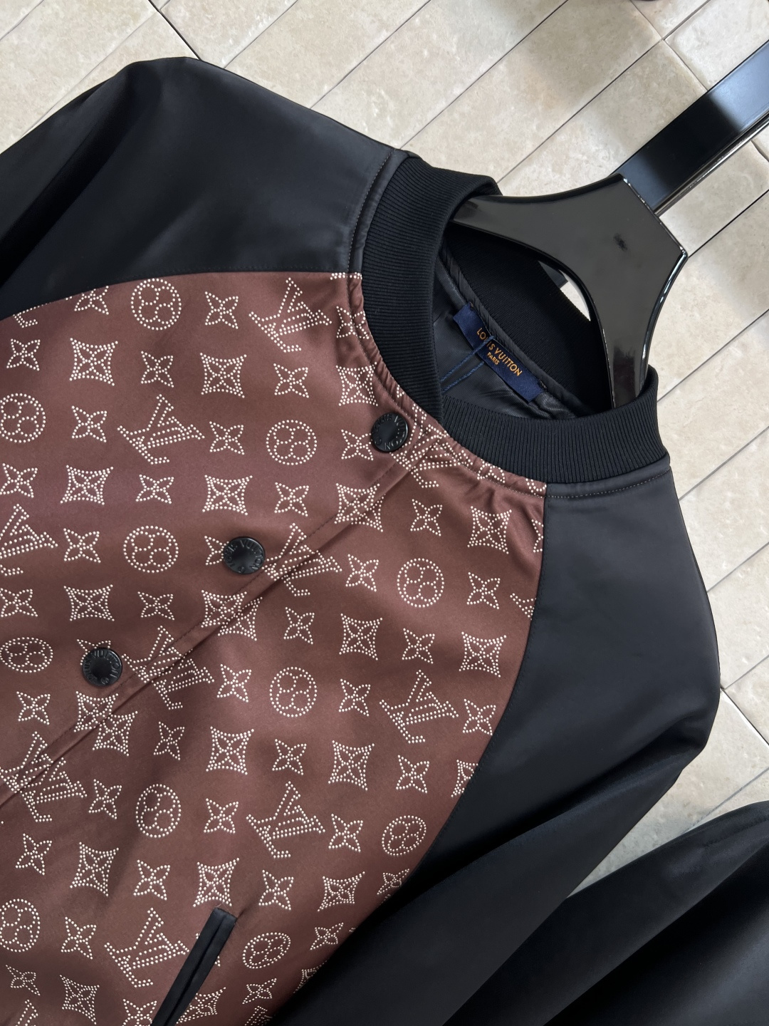 L家 25早秋新款 老花拼色棒球服夹克外套 男友风的夹克 自带帅气和时髦 小立领插肩袖撞色拼接 衣身经典