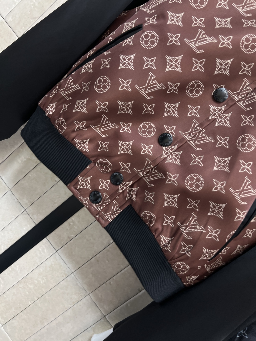 L家 25早秋新款 老花拼色棒球服夹克外套 男友风的夹克 自带帅气和时髦 小立领插肩袖撞色拼接 衣身经典