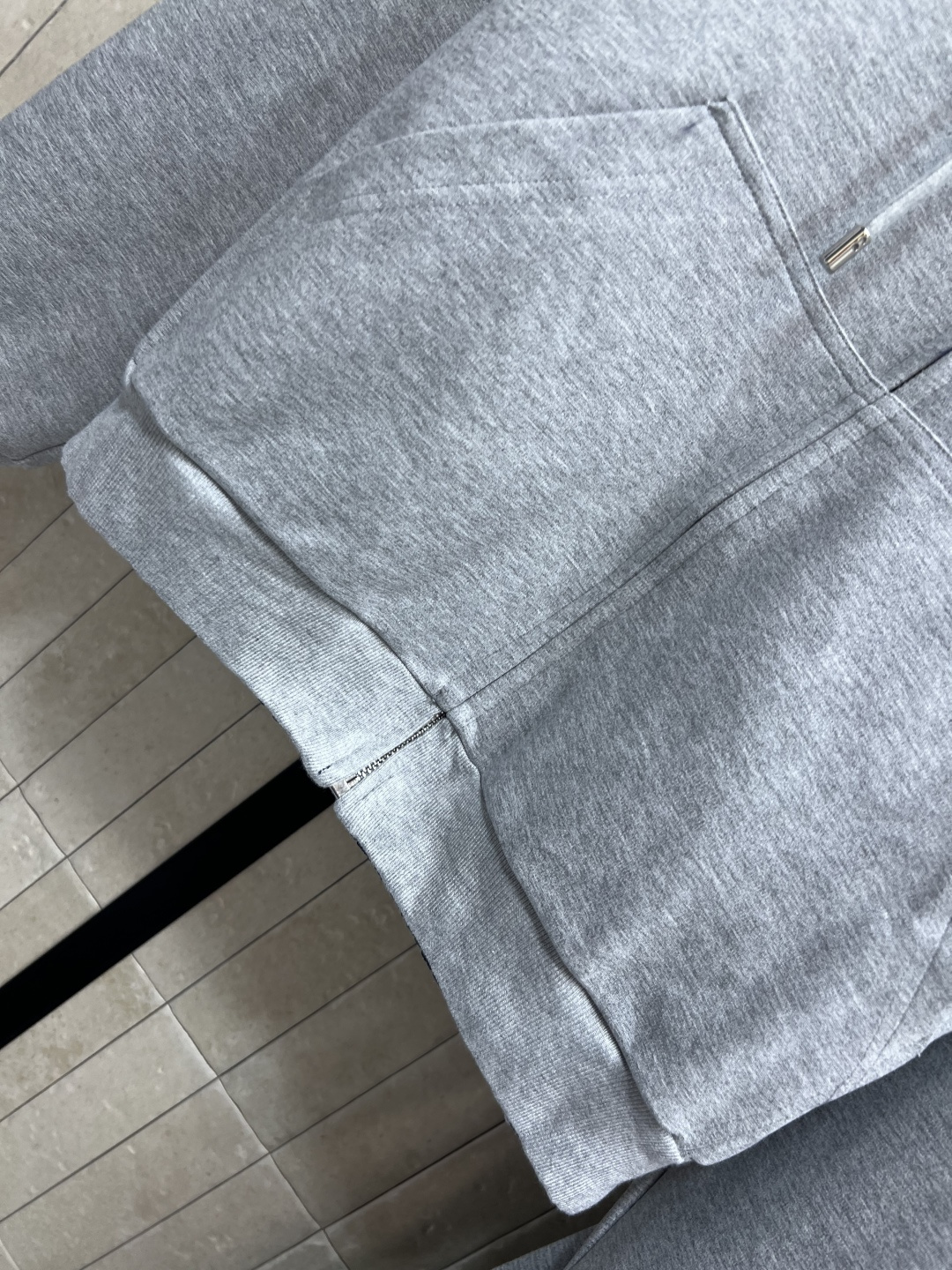 MIu家 25早秋新款 双面穿连帽休闲外套+高腰休闲裤 一面是经典卫衣面料胸前刺绣logo点辍  另一面