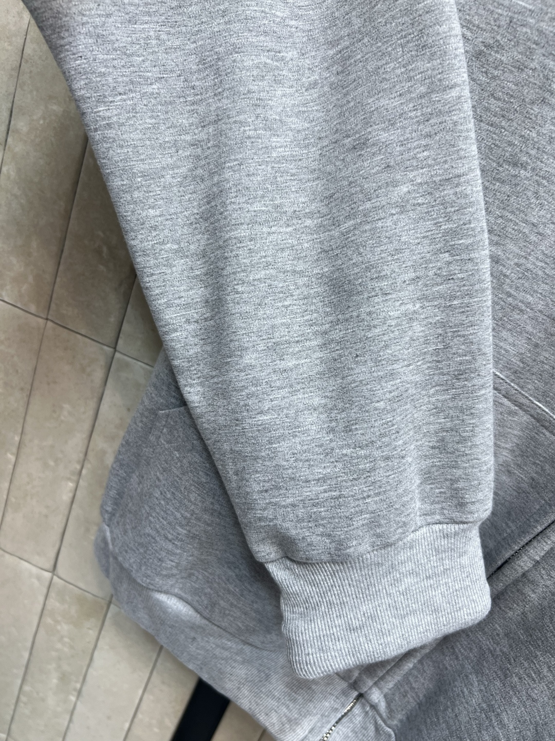 MIu家 25早秋新款 双面穿连帽休闲外套+高腰休闲裤 一面是经典卫衣面料胸前刺绣logo点辍  另一面