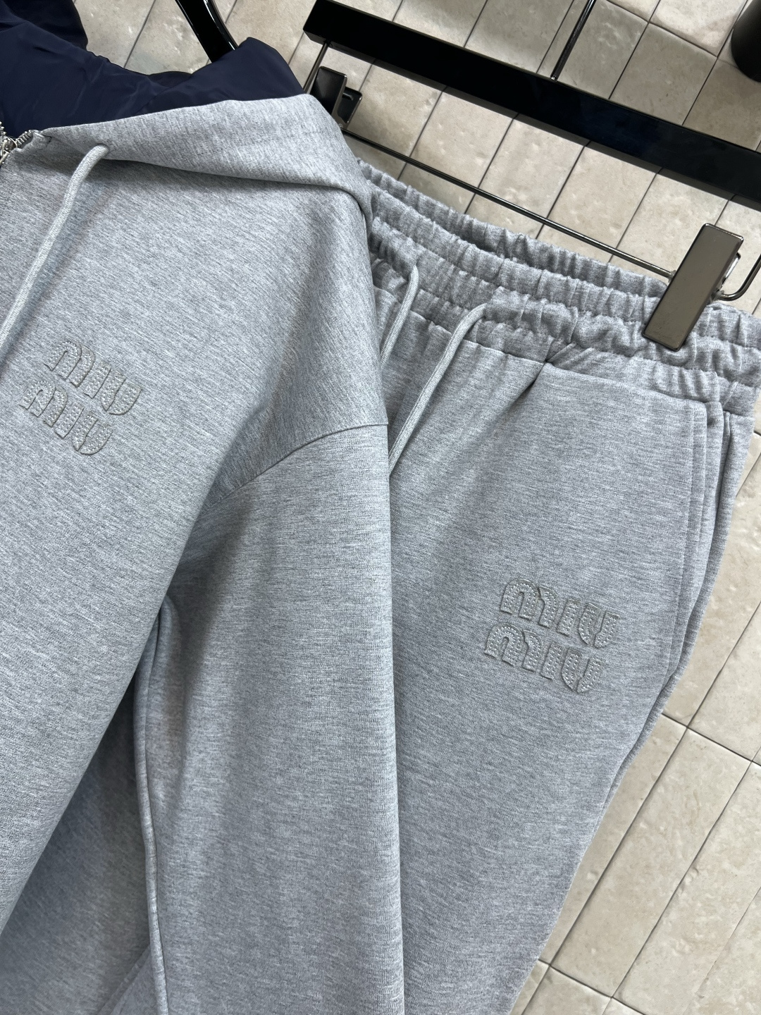 MIu家 25早秋新款 双面穿连帽休闲外套+高腰休闲裤 一面是经典卫衣面料胸前刺绣logo点辍  另一面