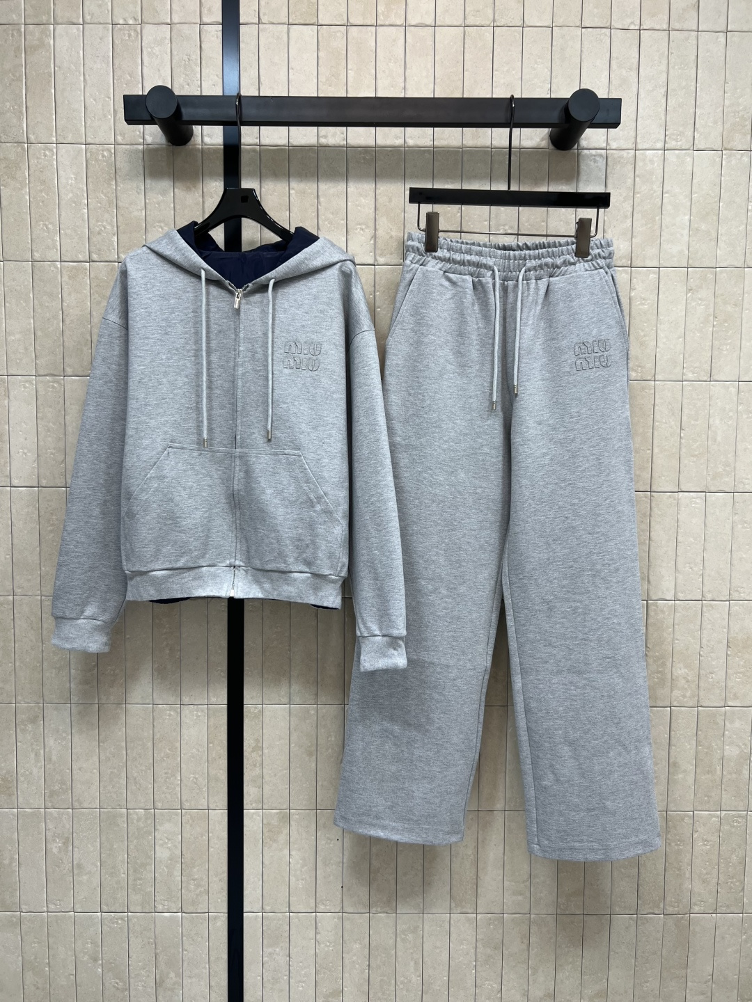 NO:476014,MIu Home 25 early autumn new style, double-sided hooded casual jacket + high-waisted casual pants, one side is classic sweatshirt fabric chest embroidery logo on the other side is nylon fabric patch logo embellishment, a set of casual and casual match, daily sports outing, comfortable lazy outfit, two colors and three-code Size/S-M-L,,miumiu,hoodie, sweatshirts, jackets & coats,hats,alexander wang19860909MIu家 25早秋新款 双面穿连帽休闲外套+高腰休闲裤 一面是经典卫衣面料胸前刺绣logo点辍 另一面是尼龙面料贴布logo点缀 一套搭配休闲随性 日常运动出街 舒适懒人穿搭 两色三码Size/S-M-L,,miumiu,hoodie,sweatshirts,jackets & coats,hats,alexander wang,Women's clothing