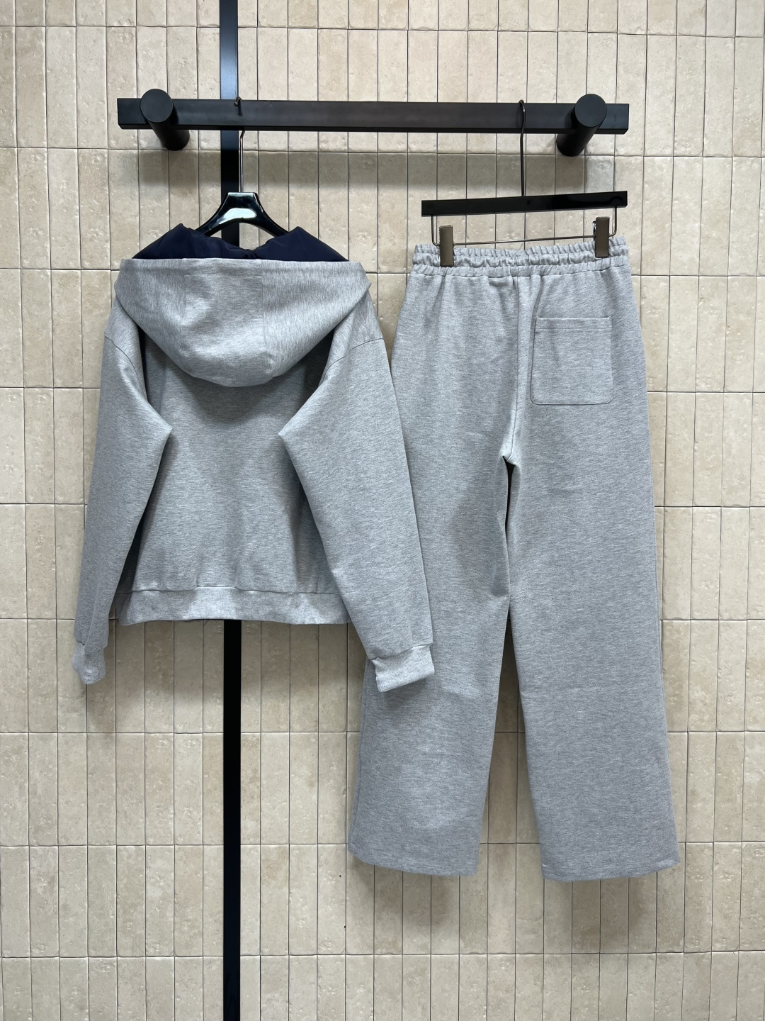MIu家 25早秋新款 双面穿连帽休闲外套+高腰休闲裤 一面是经典卫衣面料胸前刺绣logo点辍  另一面