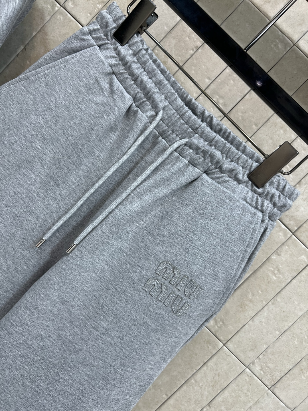 MIu家 25早秋新款 双面穿连帽休闲外套+高腰休闲裤 一面是经典卫衣面料胸前刺绣logo点辍  另一面