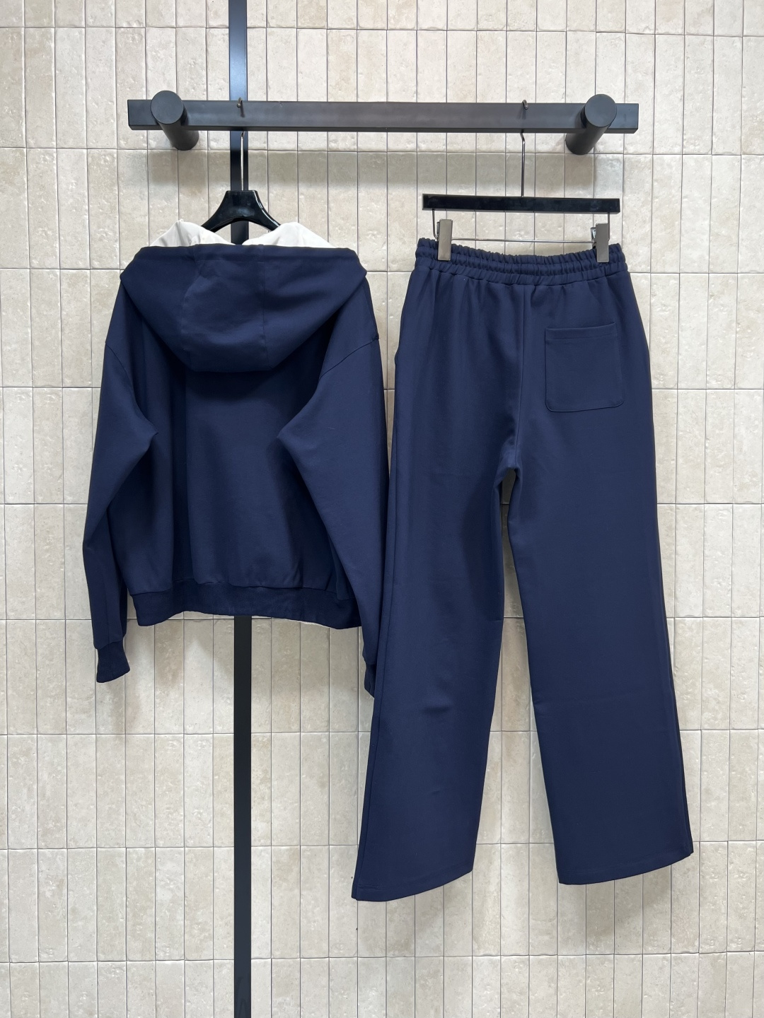 MIu家 25早秋新款 双面穿连帽休闲外套+高腰休闲裤 一面是经典卫衣面料胸前刺绣logo点辍  另一面