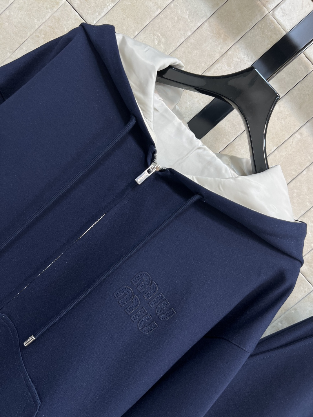 MIu家 25早秋新款 双面穿连帽休闲外套+高腰休闲裤 一面是经典卫衣面料胸前刺绣logo点辍  另一面