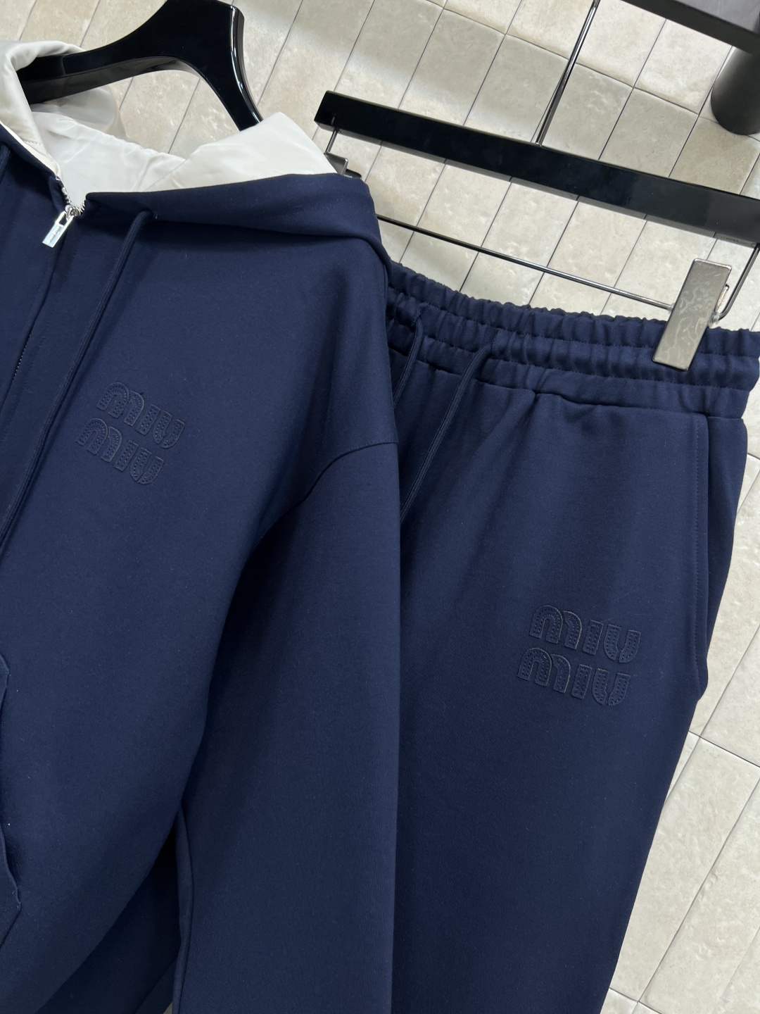 MIu家 25早秋新款 双面穿连帽休闲外套+高腰休闲裤 一面是经典卫衣面料胸前刺绣logo点辍  另一面