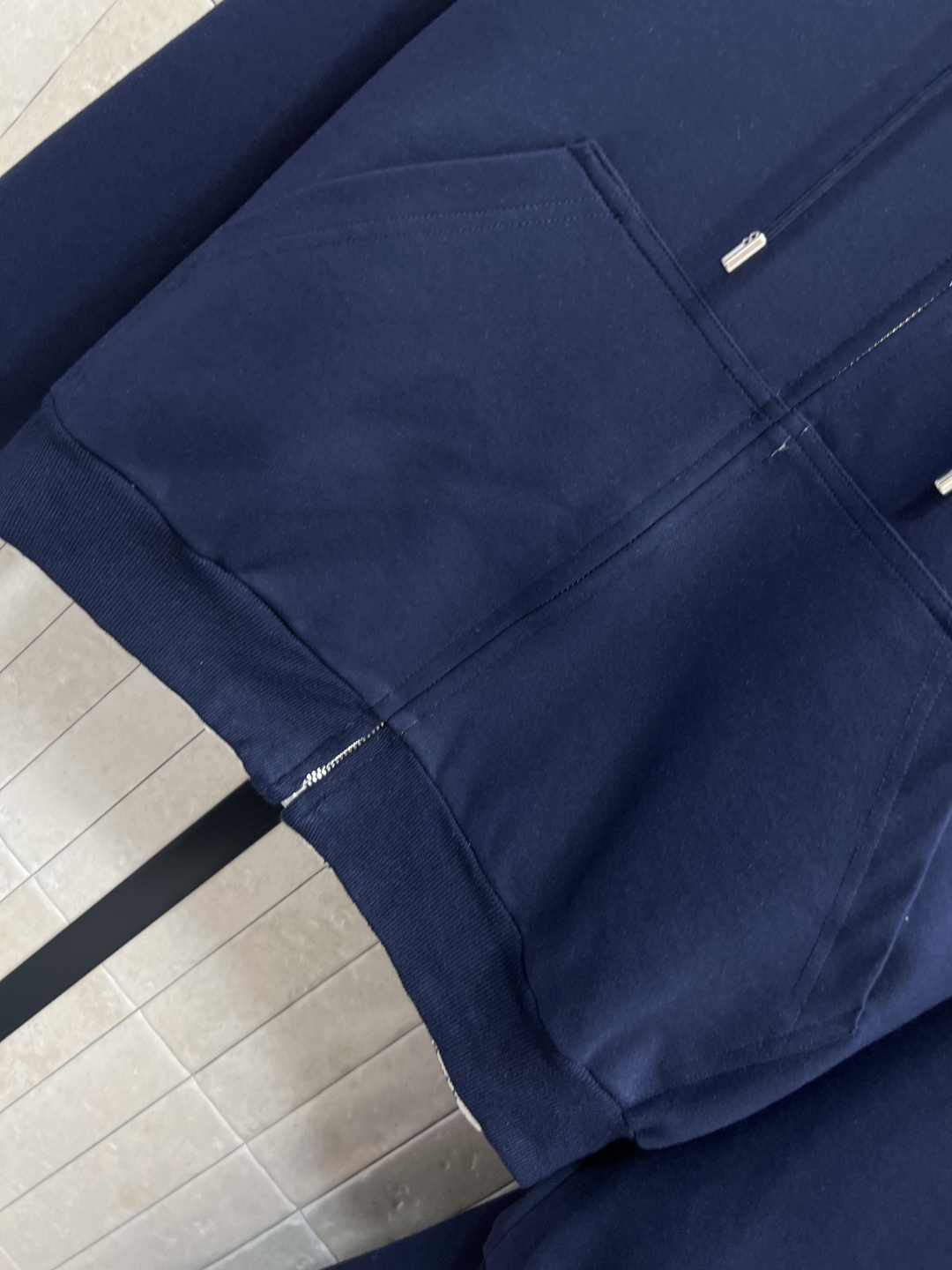 MIu家 25早秋新款 双面穿连帽休闲外套+高腰休闲裤 一面是经典卫衣面料胸前刺绣logo点辍  另一面