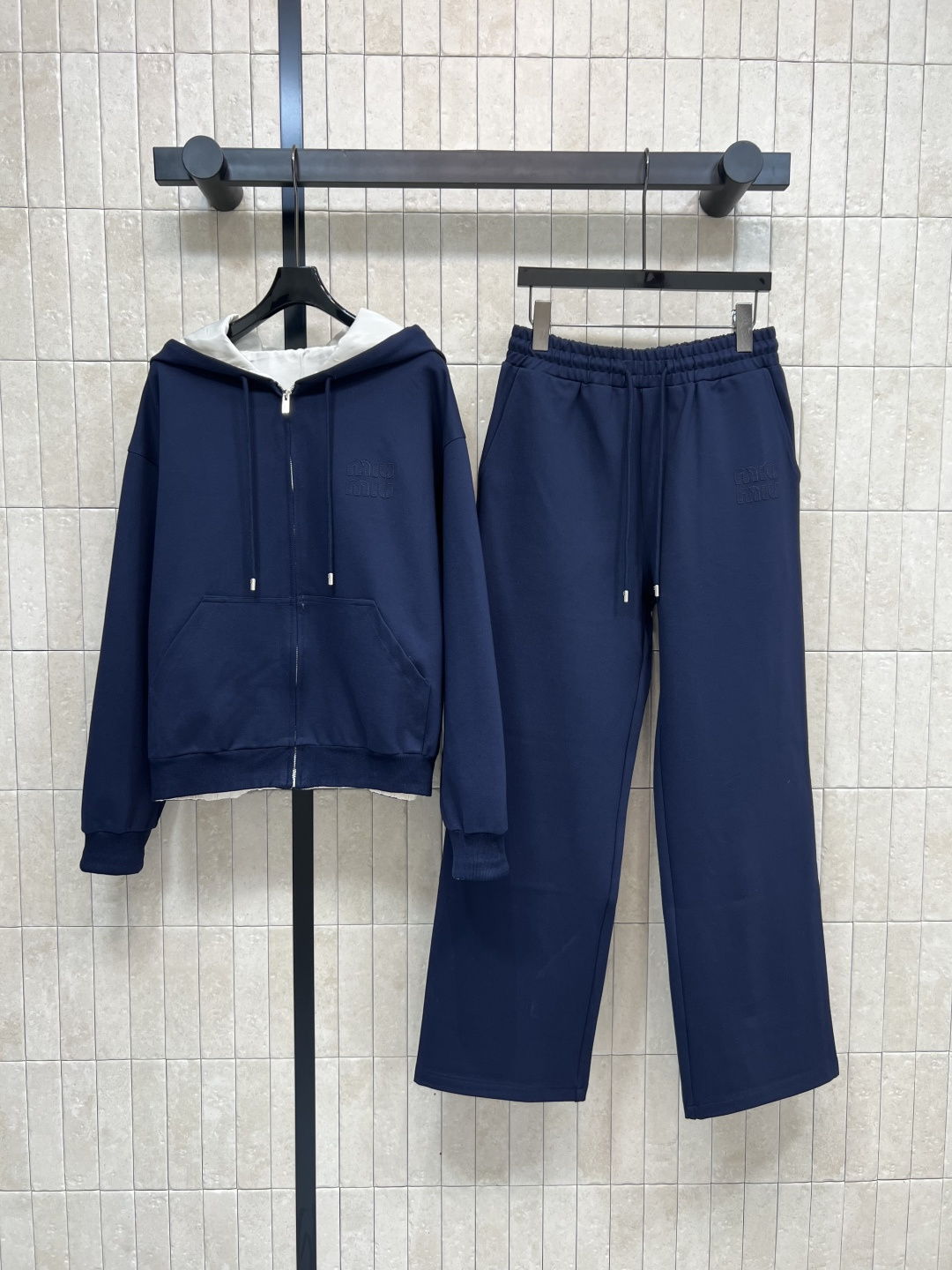 NO:476028,MIu Home 25 early autumn new style, double-sided hooded casual jacket + high-waisted casual pants, one side is classic sweatshirt fabric chest embroidery logo on the other side is nylon fabric patch logo embellishment, a set of casual and casual match, daily sports outing, comfortable lazy outfit, two colors and three-code Size/S-M-L,,miumiu,hoodie, sweatshirts, jackets & coats,hats,alexander wang19860909MIu家 25早秋新款 双面穿连帽休闲外套+高腰休闲裤 一面是经典卫衣面料胸前刺绣logo点辍 另一面是尼龙面料贴布logo点缀 一套搭配休闲随性 日常运动出街 舒适懒人穿搭 两色三码Size/S-M-L,,miumiu,hoodie,sweatshirts,jackets & coats,hats,alexander wang,Women's clothing