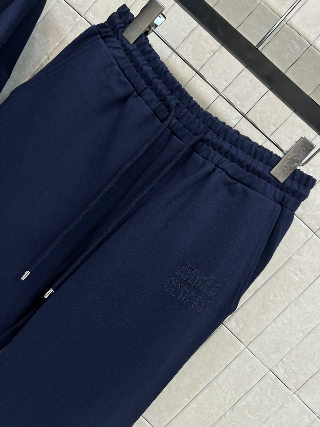 MIu家 25早秋新款 双面穿连帽休闲外套+高腰休闲裤 一面是经典卫衣面料胸前刺绣logo点辍  另一面