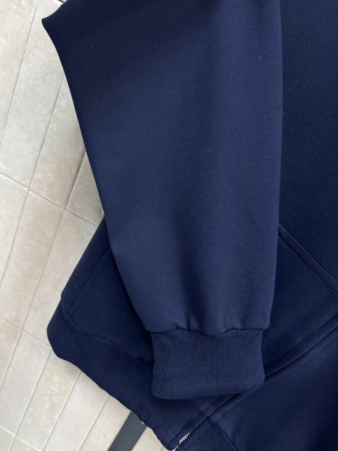 MIu家 25早秋新款 双面穿连帽休闲外套+高腰休闲裤 一面是经典卫衣面料胸前刺绣logo点辍  另一面