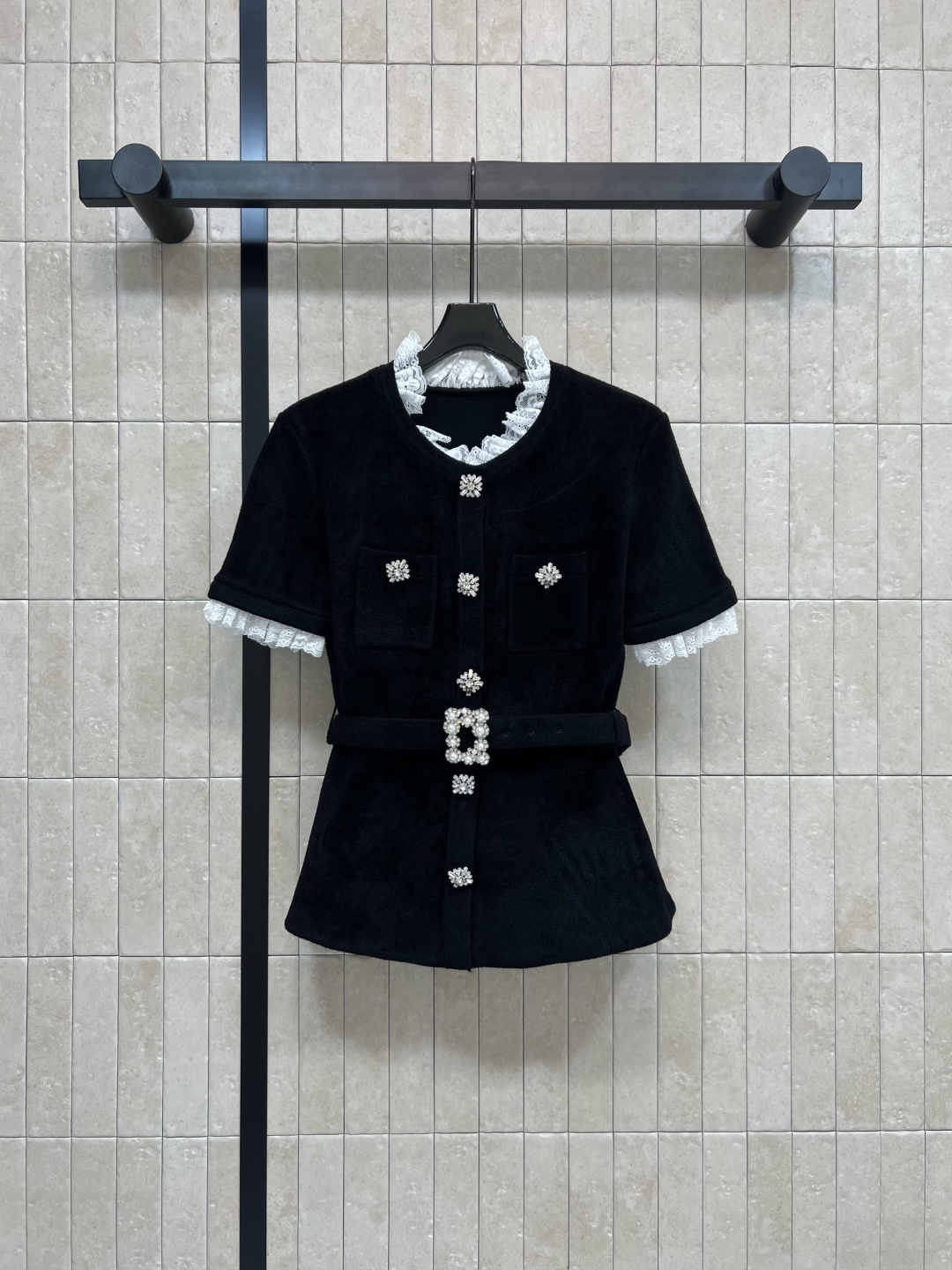 NO:475988,Self 25 early autumn new style Velvet Chenille short-sleeved top lace embellishment Customized rhinestone buckle decoration Customized velvet fabric top is comfortable and slim, without any tightness. Paired with belt waist tucking can highlight the figure. A must-have artifact for white and rich beauty. One color three-code Size/S-M-L, T-shirt, alexander wang19860909self 25早秋新款 丝绒雪尼尔短袖上衣 蕾丝花边点缀 定制水钻扣饰装饰 定制丝绒面料上身很舒适修身显瘦 又不会有紧绷感 搭配腰带收腰非常能凸显身材 白富美必备神器 一色三码Size/S-M-L,,T-shirt,alexander wang,Women's clothing