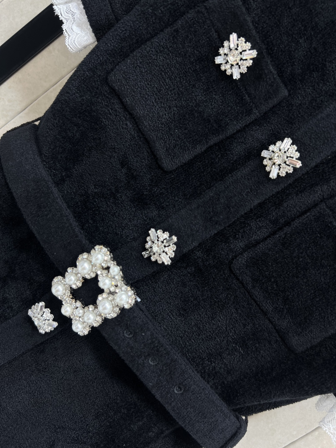 self 25早秋新款 丝绒雪尼尔短袖上衣 蕾丝花边点缀 定制水钻扣饰装饰 定制丝绒面料上身很舒适修身显