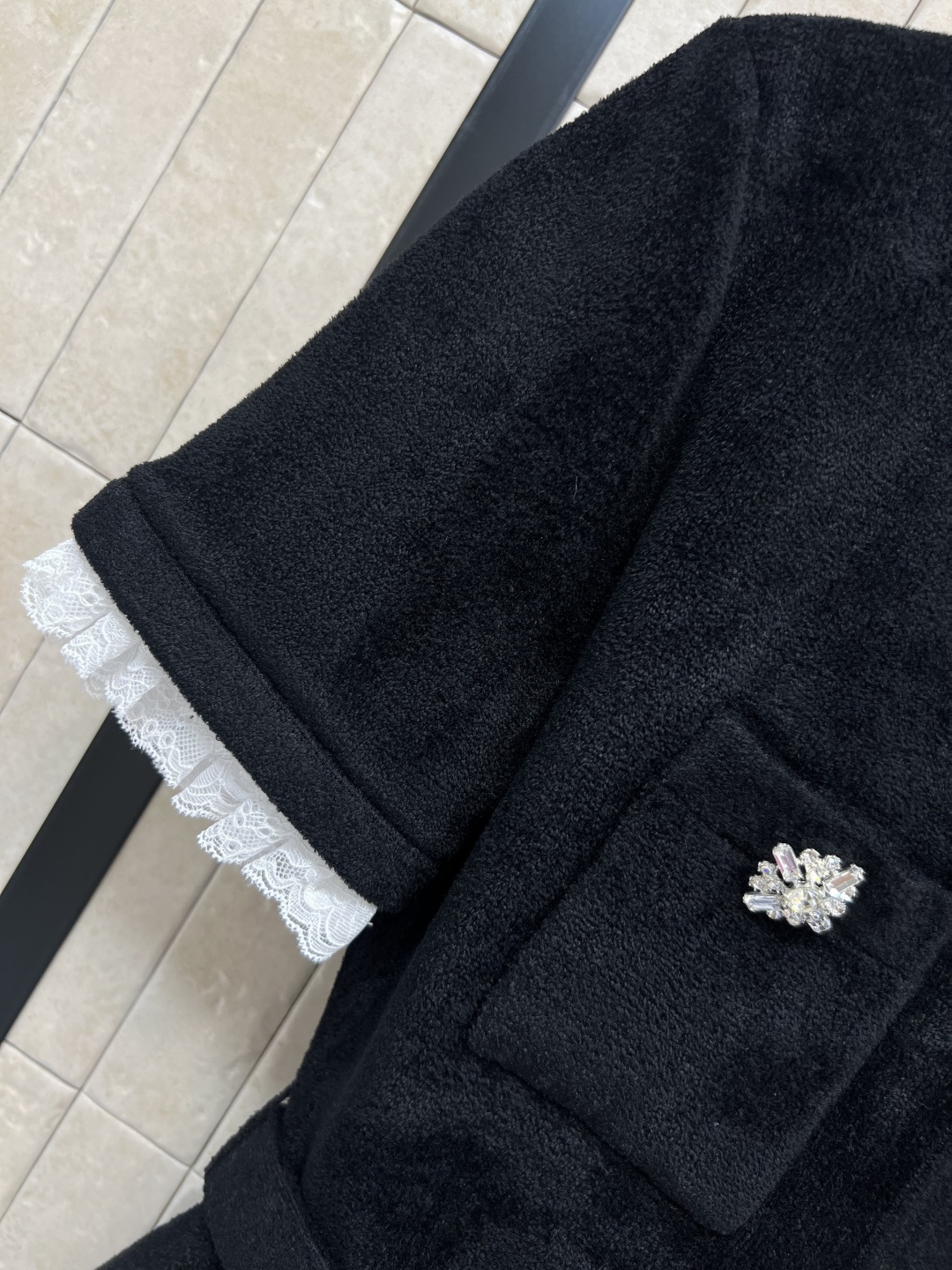 self 25早秋新款 丝绒雪尼尔短袖上衣 蕾丝花边点缀 定制水钻扣饰装饰 定制丝绒面料上身很舒适修身显