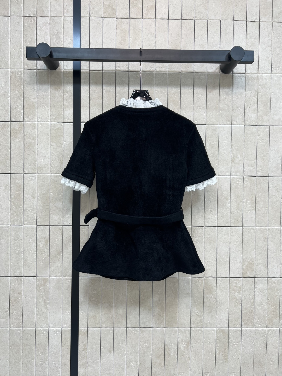 self 25早秋新款 丝绒雪尼尔短袖上衣 蕾丝花边点缀 定制水钻扣饰装饰 定制丝绒面料上身很舒适修身显