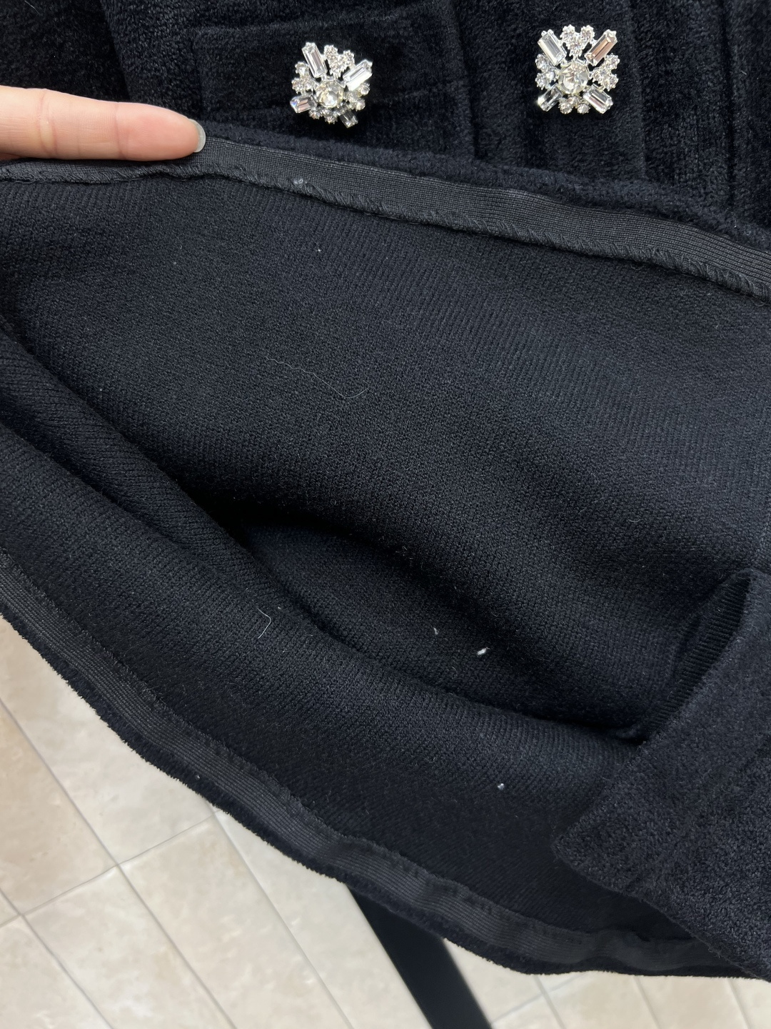 self 25早秋新款 丝绒雪尼尔短袖上衣 蕾丝花边点缀 定制水钻扣饰装饰 定制丝绒面料上身很舒适修身显