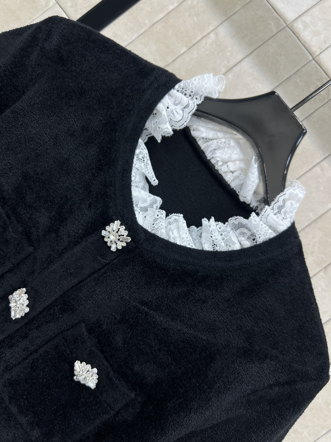 self 25早秋新款 丝绒雪尼尔短袖上衣 蕾丝花边点缀 定制水钻扣饰装饰 定制丝绒面料上身很舒适修身显