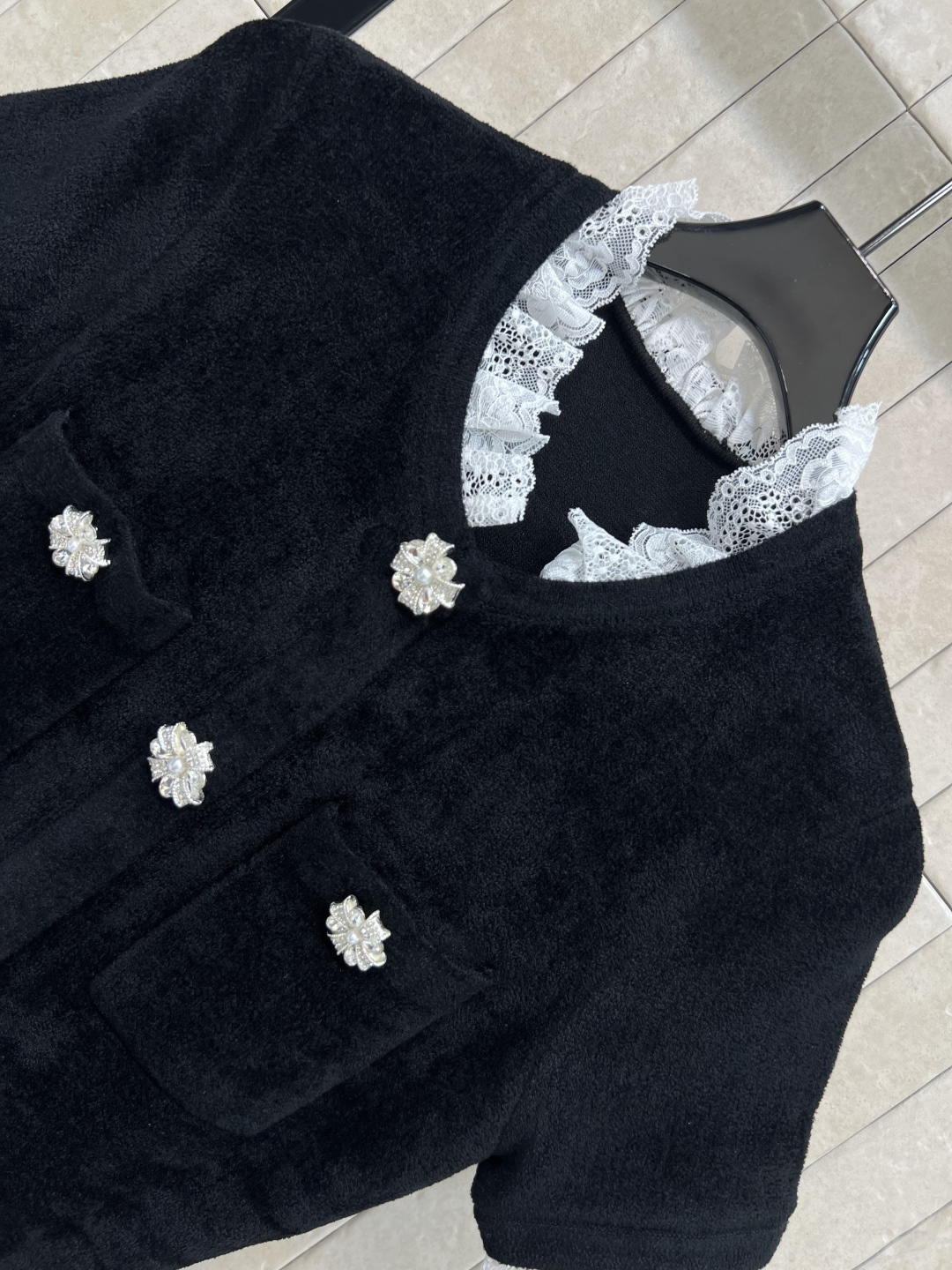 self 25早秋新款 丝绒雪尼尔短袖长款连衣裙 蕾丝花边点缀 定制水钻扣饰装饰 定制丝绒面料上身很舒适