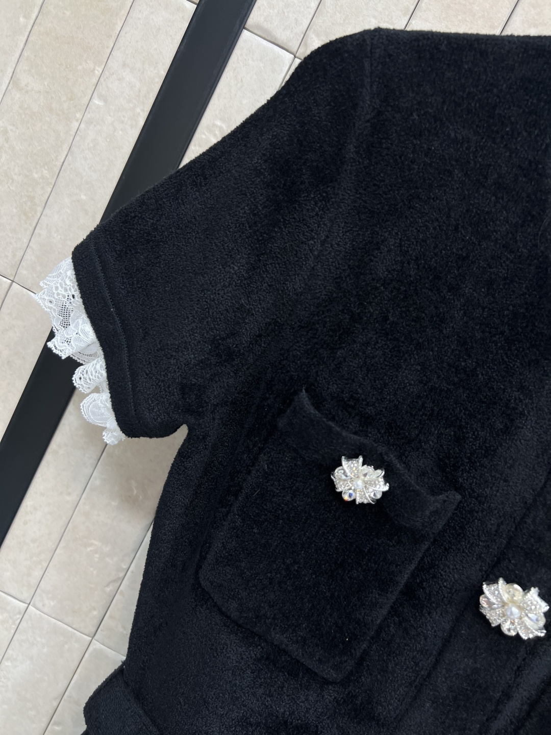 self 25早秋新款 丝绒雪尼尔短袖长款连衣裙 蕾丝花边点缀 定制水钻扣饰装饰 定制丝绒面料上身很舒适