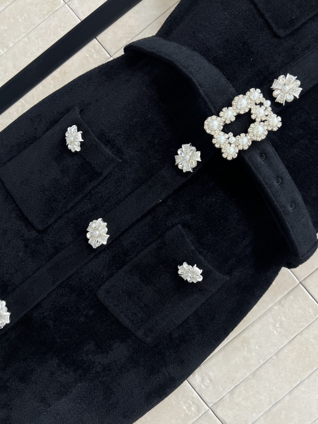 self 25早秋新款 丝绒雪尼尔短袖长款连衣裙 蕾丝花边点缀 定制水钻扣饰装饰 定制丝绒面料上身很舒适