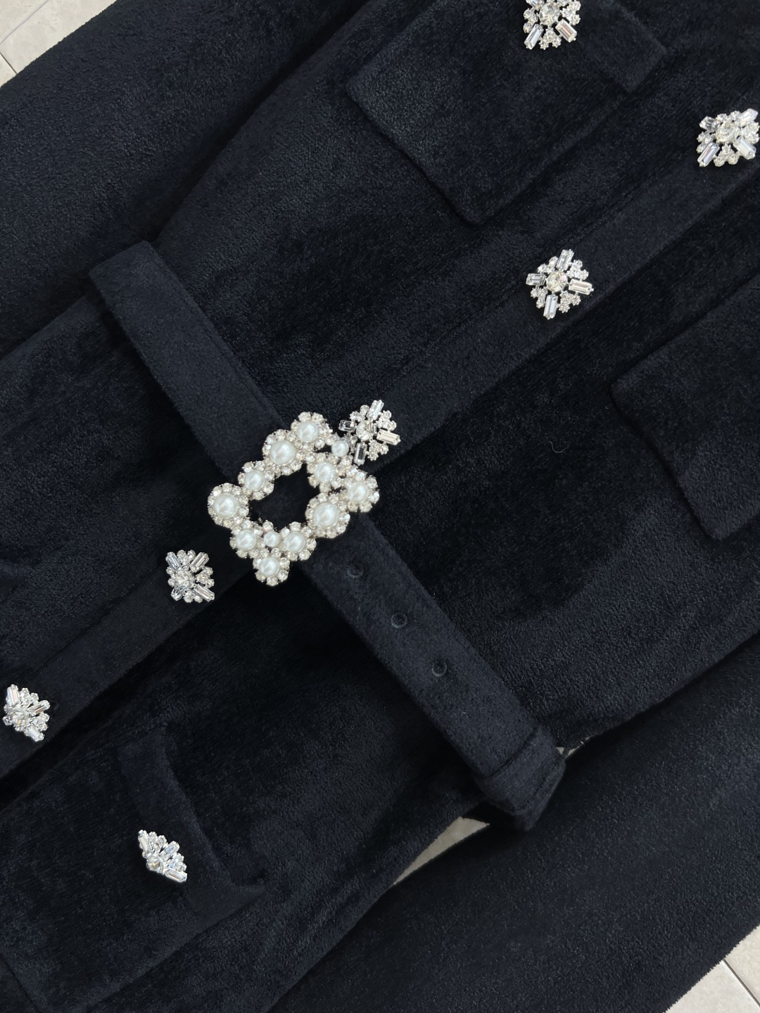 self 25早秋新款 丝绒雪尼尔长袖连衣裙 蕾丝花边点缀 定制水钻扣饰装饰 定制丝绒面料上身很舒适修身