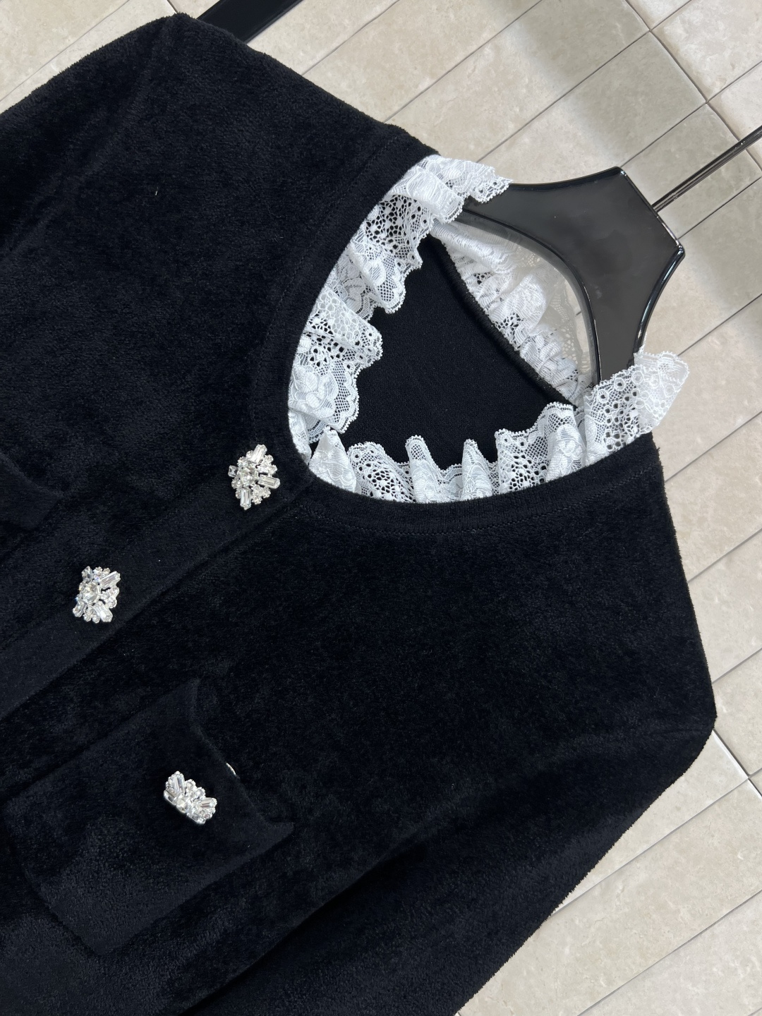 self 25早秋新款 丝绒雪尼尔长袖连衣裙 蕾丝花边点缀 定制水钻扣饰装饰 定制丝绒面料上身很舒适修身