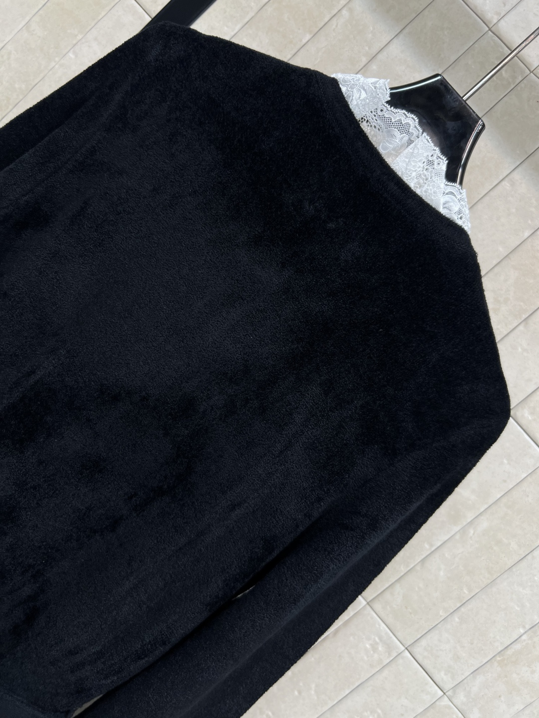 self 25早秋新款 丝绒雪尼尔长袖连衣裙 蕾丝花边点缀 定制水钻扣饰装饰 定制丝绒面料上身很舒适修身